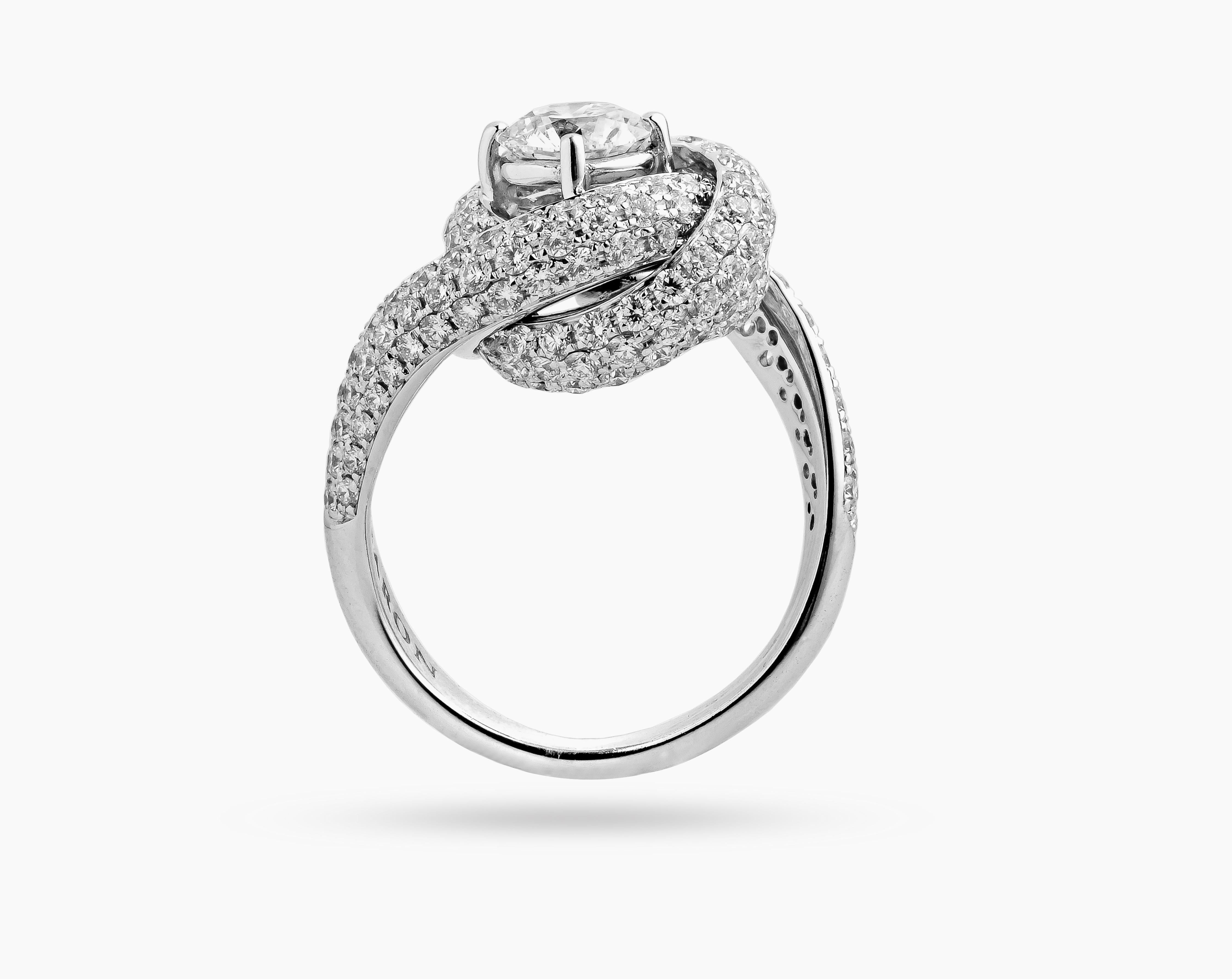 Contemporary 0.96 ct IGI Spiral Diamond Ring in 18k White Gold For Sale