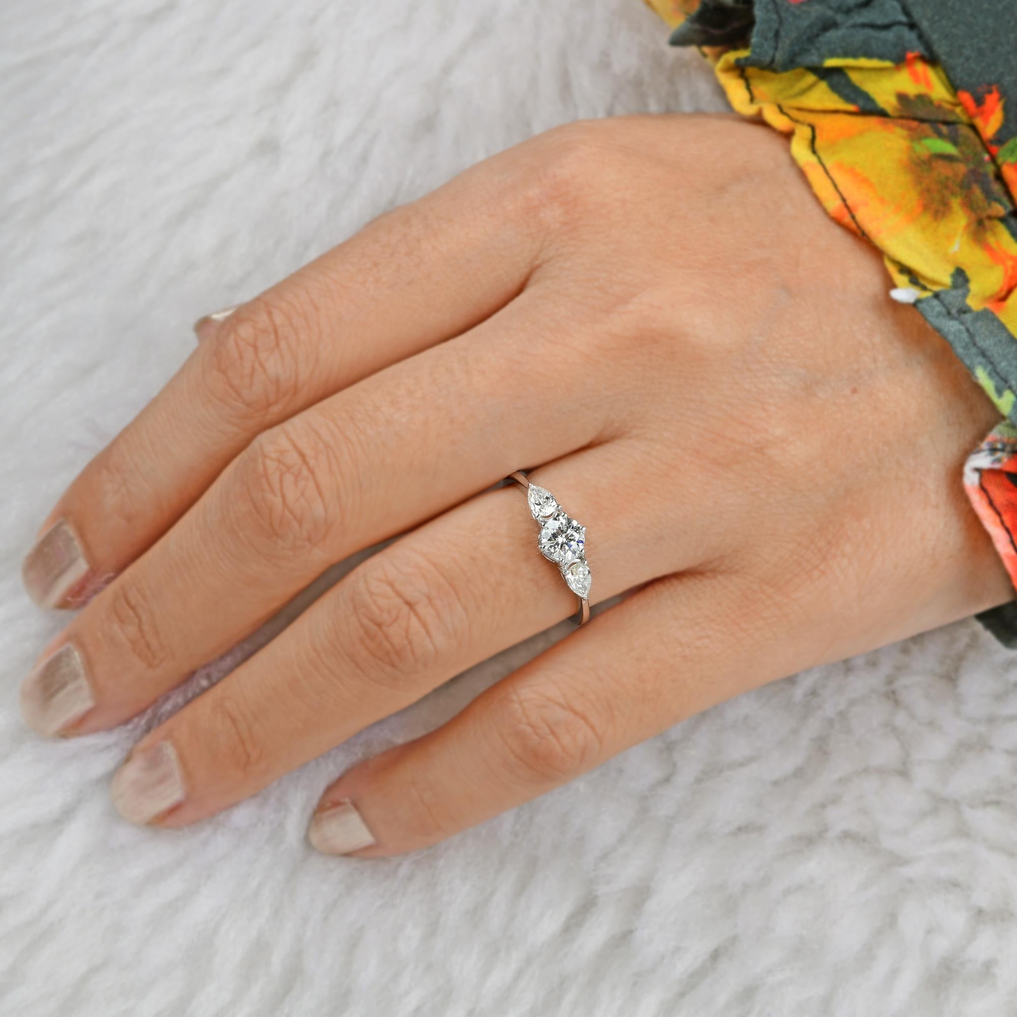0.96 Ct SI Clarity HI Color Solitaire Round Pear Diamond Ring 18 Kt White Gold In New Condition For Sale In Diera, Dubai