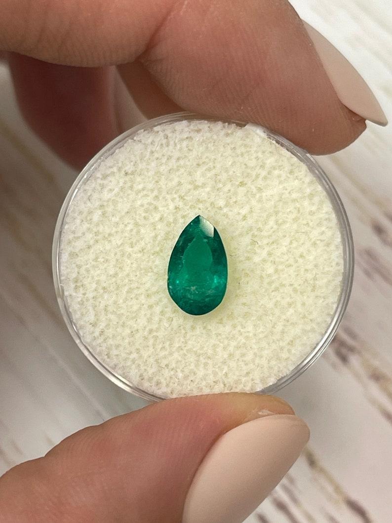 0.96ct Dark Green Colombian Emerald - Pear Cut Teardrop May Birthstone Gem In New Condition For Sale In Jupiter, FL