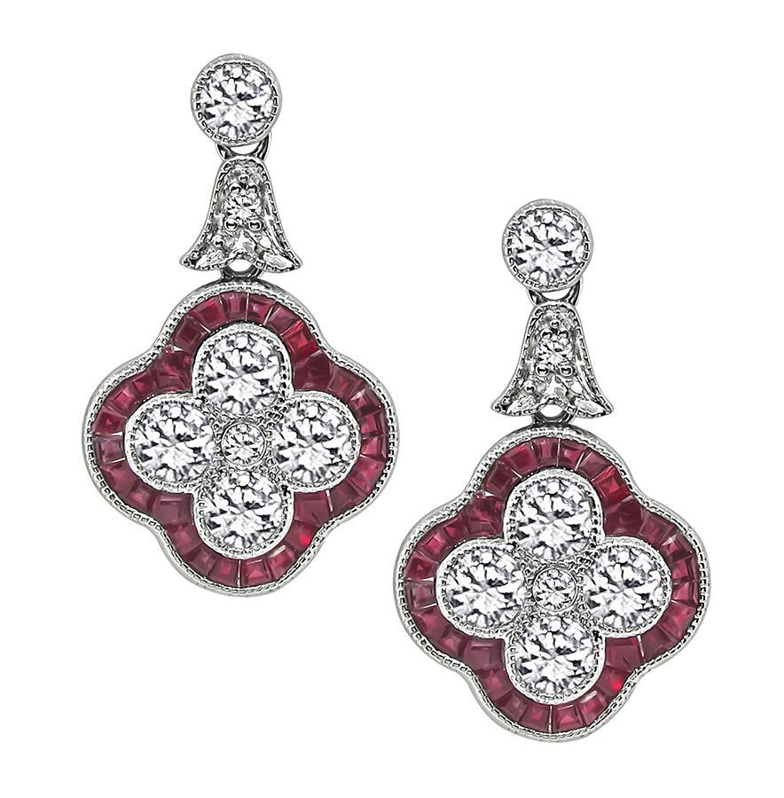 Questo è uno splendido paio di orecchini in platino. Gli orecchini sono caratterizzati da scintillanti diamanti a taglio rotondo che pesano circa 0.96 carati. Il colore di questi diamanti è H. H. I con purezza VS2. I diamanti sono accentuati da