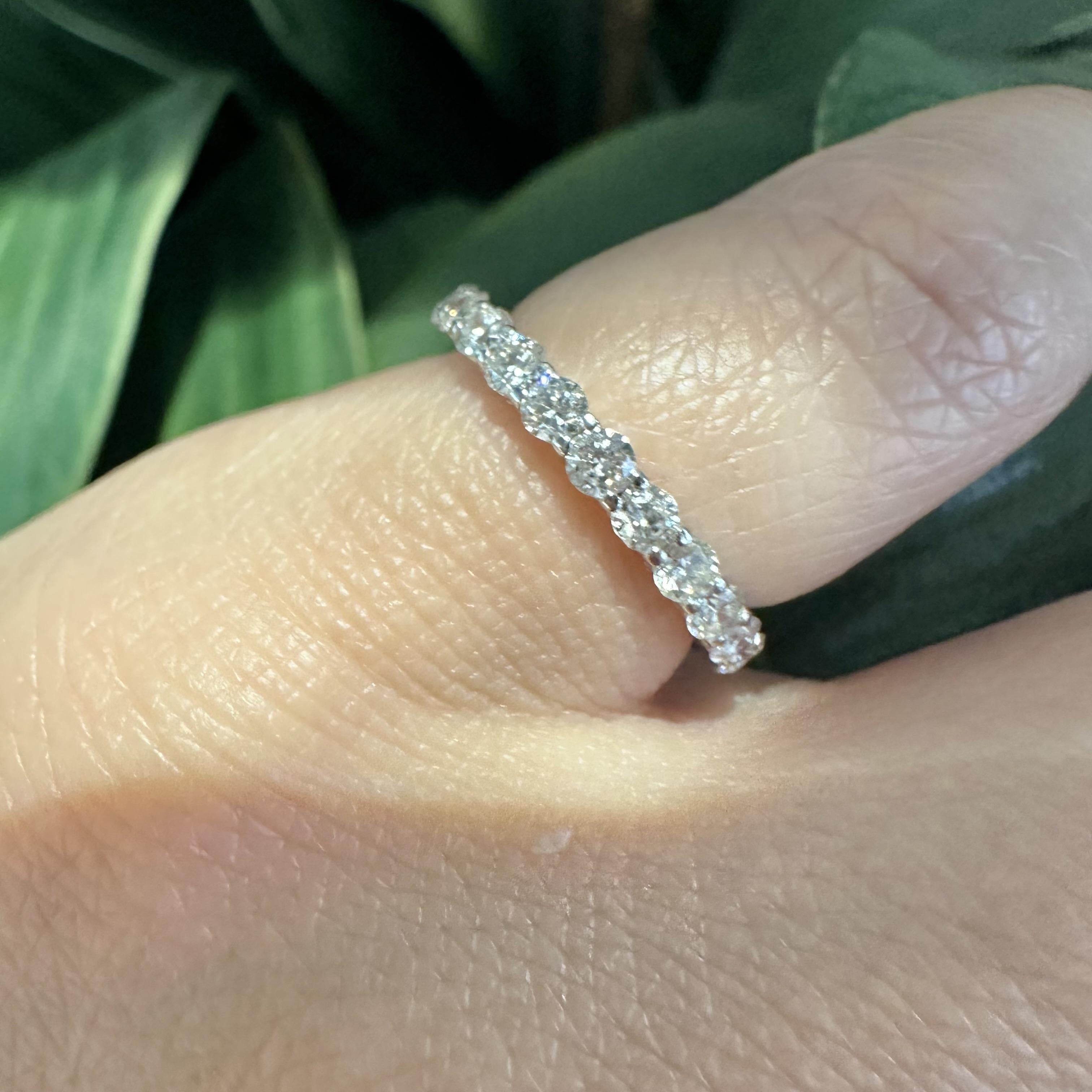 Marchio: Senza marca
Materiale: Oro bianco
Purezza del metallo: 14k
Pietre: 24 diamanti rotondi
Peso in carati approssimativo: 0,96ct
Colore del diamante: G
Chiarezza del diamante: VS1
Misura dell'anello: 4.5