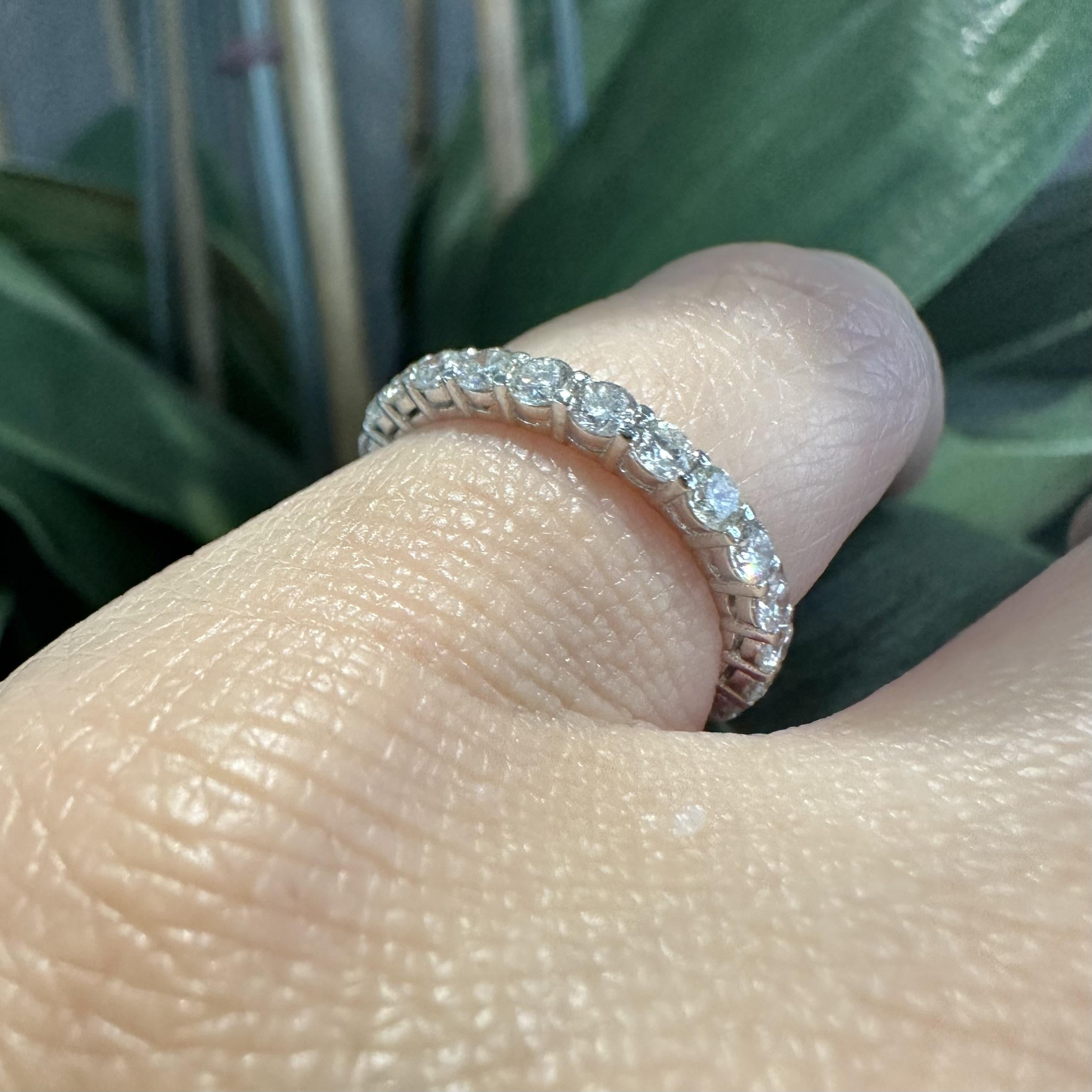 Taglio rotondo Fascia per l'eternità con diamante da 0,96 carati in oro bianco 14k, misura 4,5 in vendita
