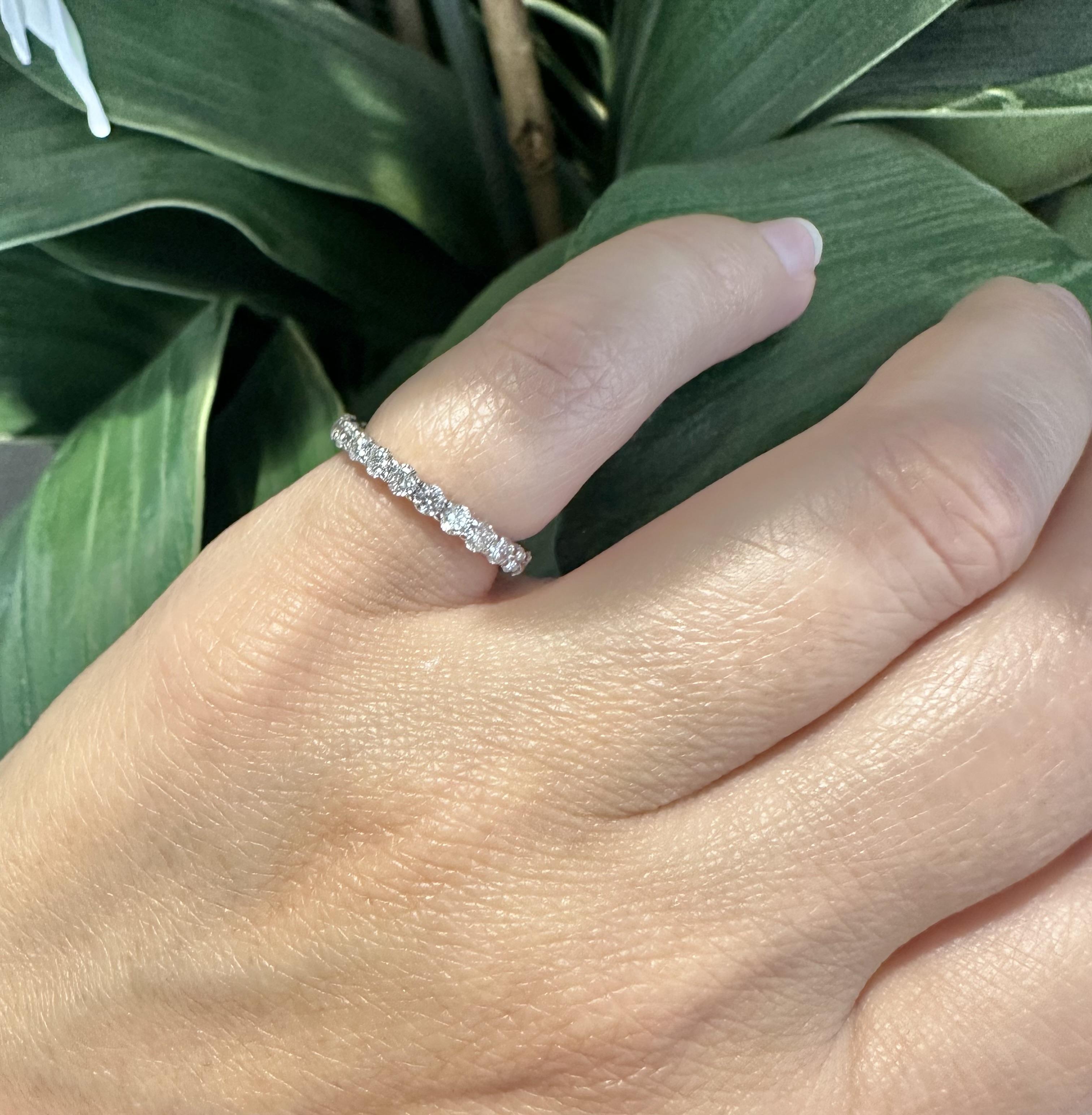 Fascia per l'eternità con diamante da 0,96 carati in oro bianco 14k, misura 4,5 In condizioni ottime in vendita a Miami, FL