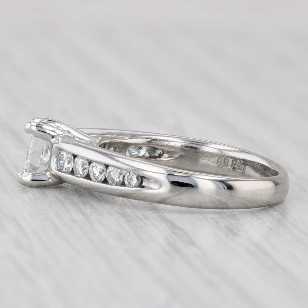 Informations sur les pierres précieuses :
- Diamant naturel - centre
Carats - 0.62ct 
Coupe - Princesse
Couleur - F - G
Clarté - VS2

- Diamants naturels - accents
Total des carats - 0.34ctw
Taille - Brilliante ronde
Couleur - F - H
Clarté - VS2 -