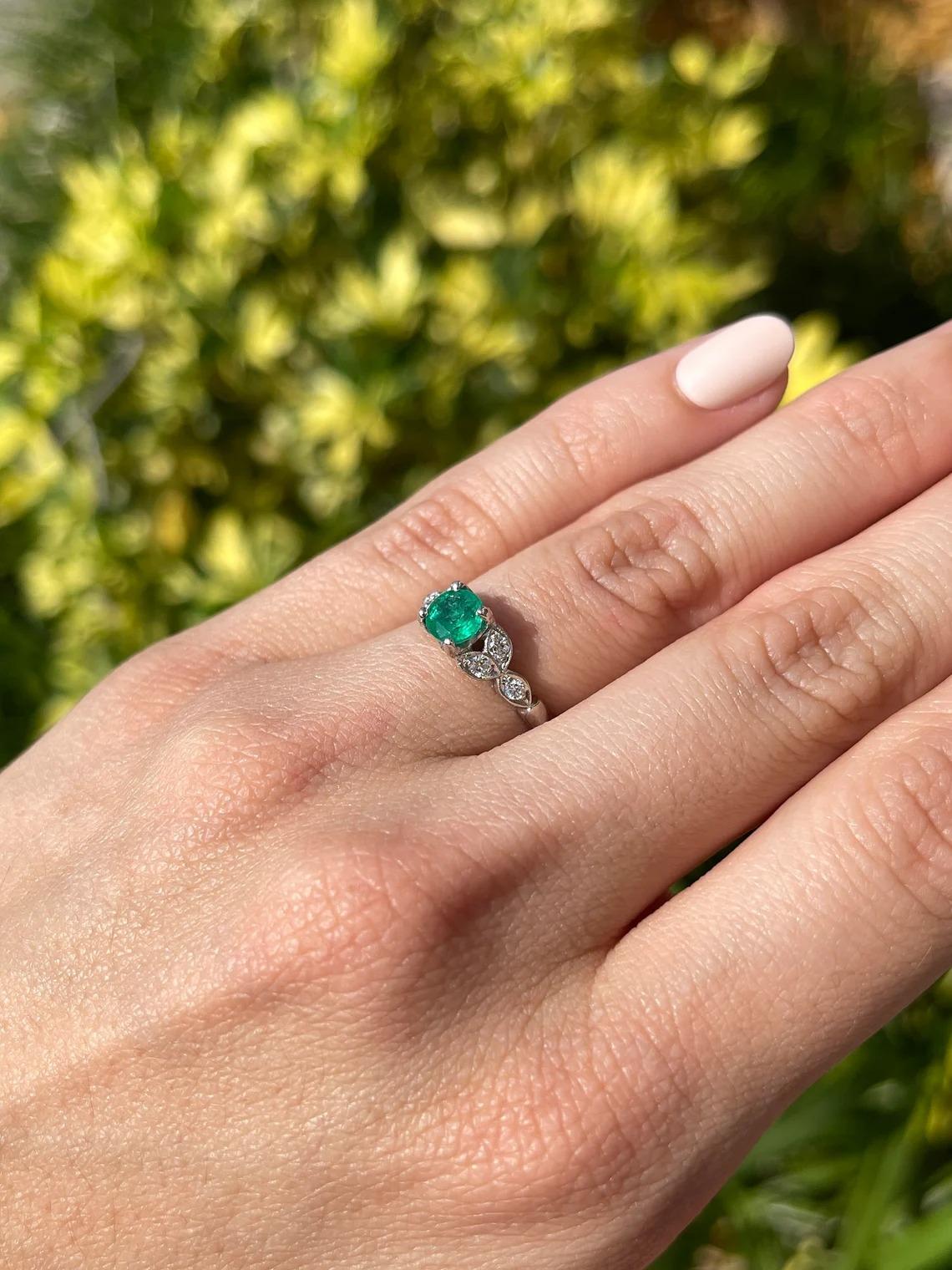 0.96tcw 14K Colombian Emerald-Round Cut & Round Cut Diamond Floral Ring In New Condition For Sale In Jupiter, FL