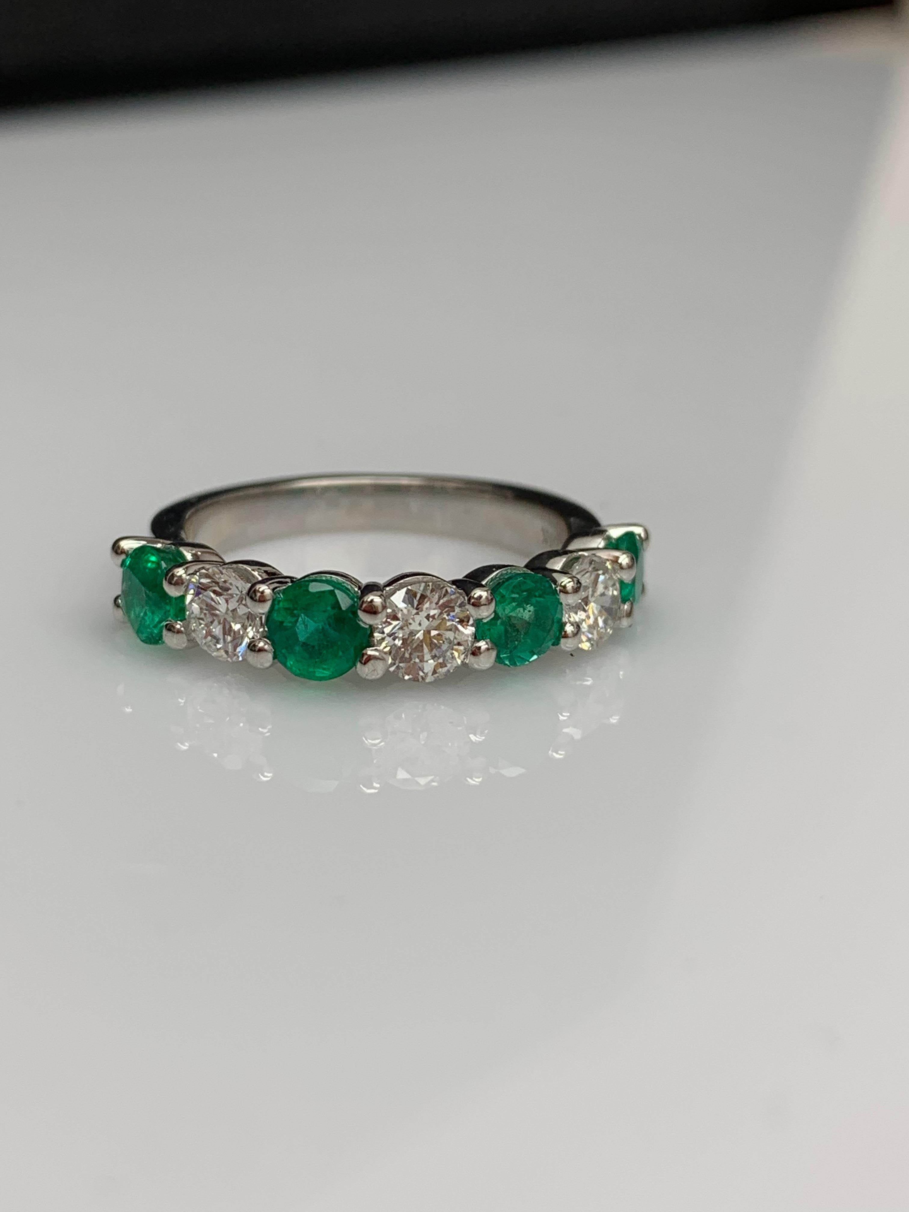 0,97 Karat abwechselnd abwechselnder Smaragd und Diamant Halbmond Ehering aus 14K Weißgold im Angebot 4