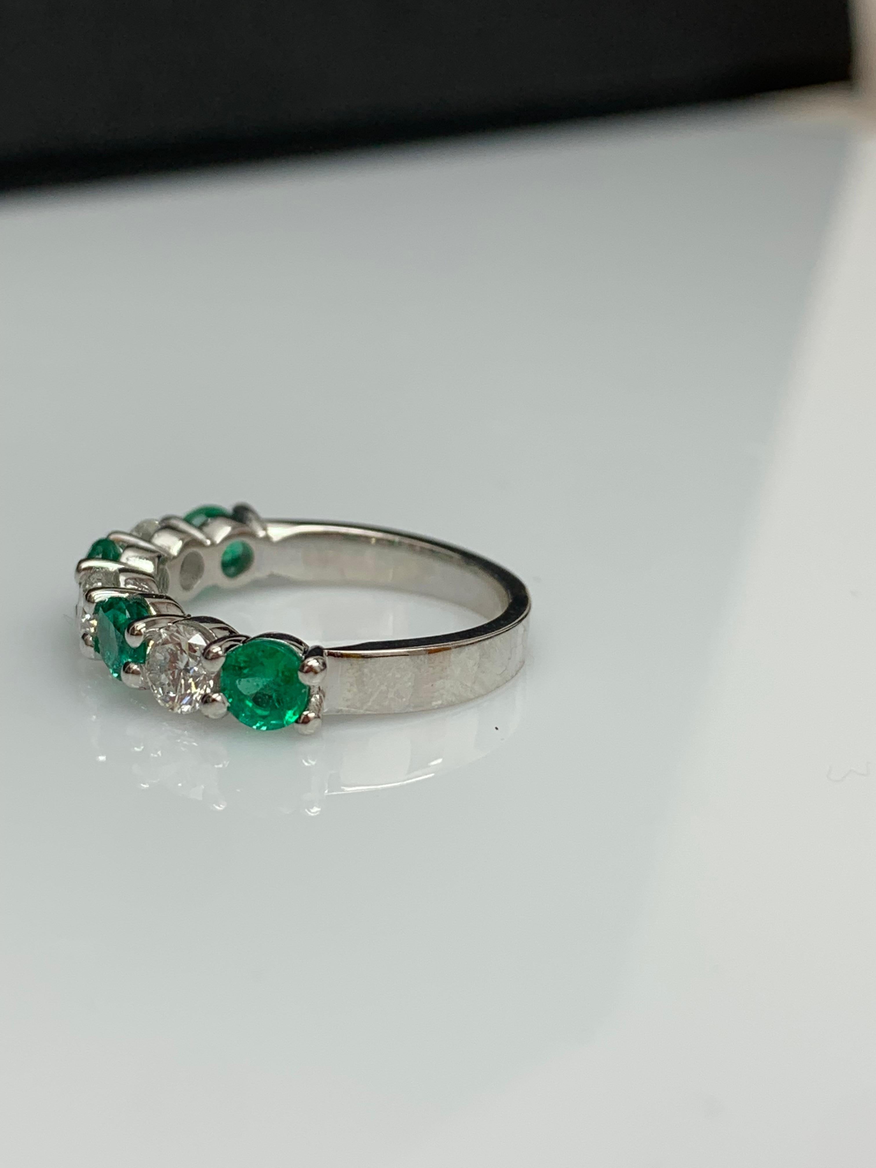 0,97 Karat abwechselnd abwechselnder Smaragd und Diamant Halbmond Ehering aus 14K Weißgold im Angebot 6