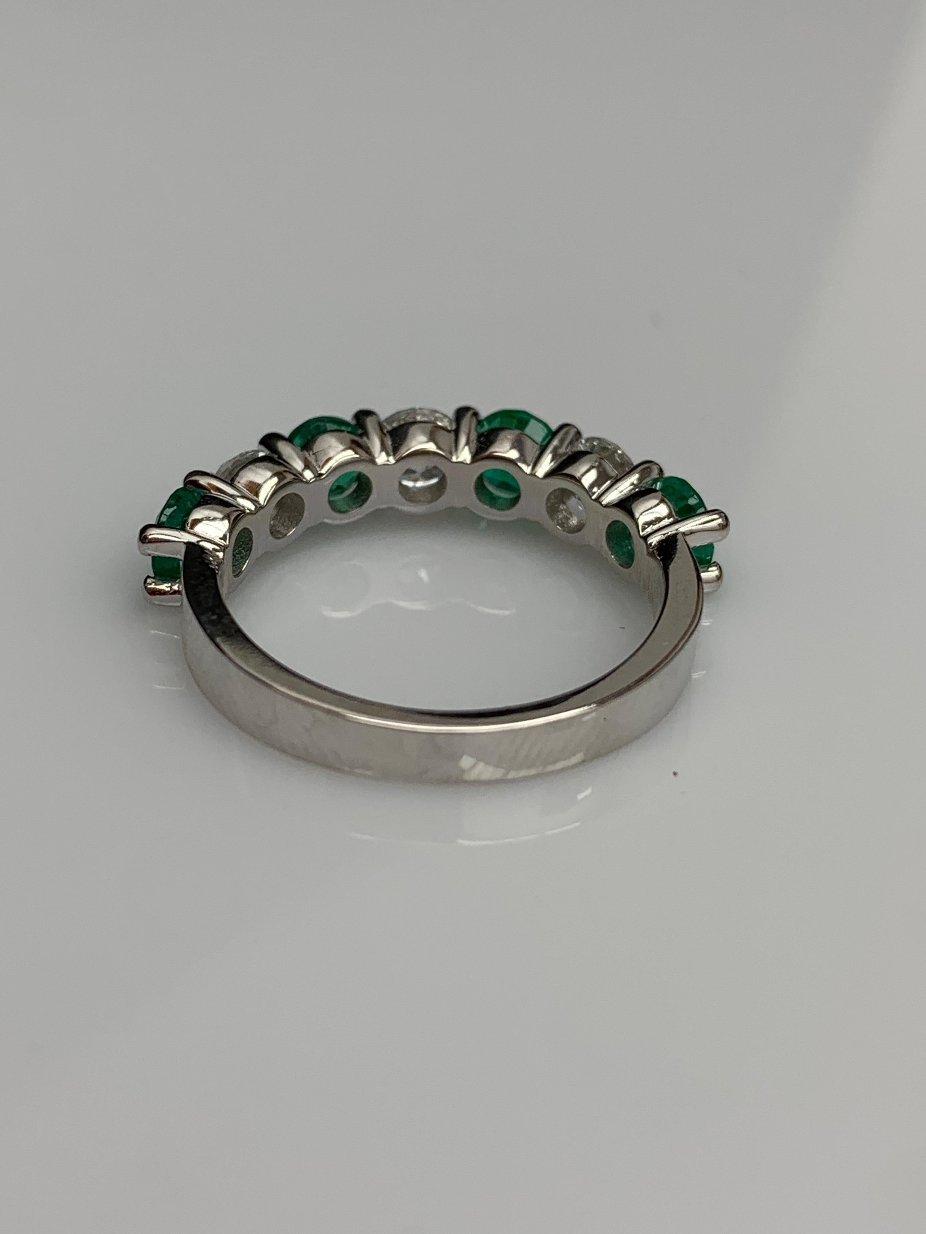 0,97 Karat abwechselnd abwechselnder Smaragd und Diamant Halbmond Ehering aus 14K Weißgold im Angebot 8
