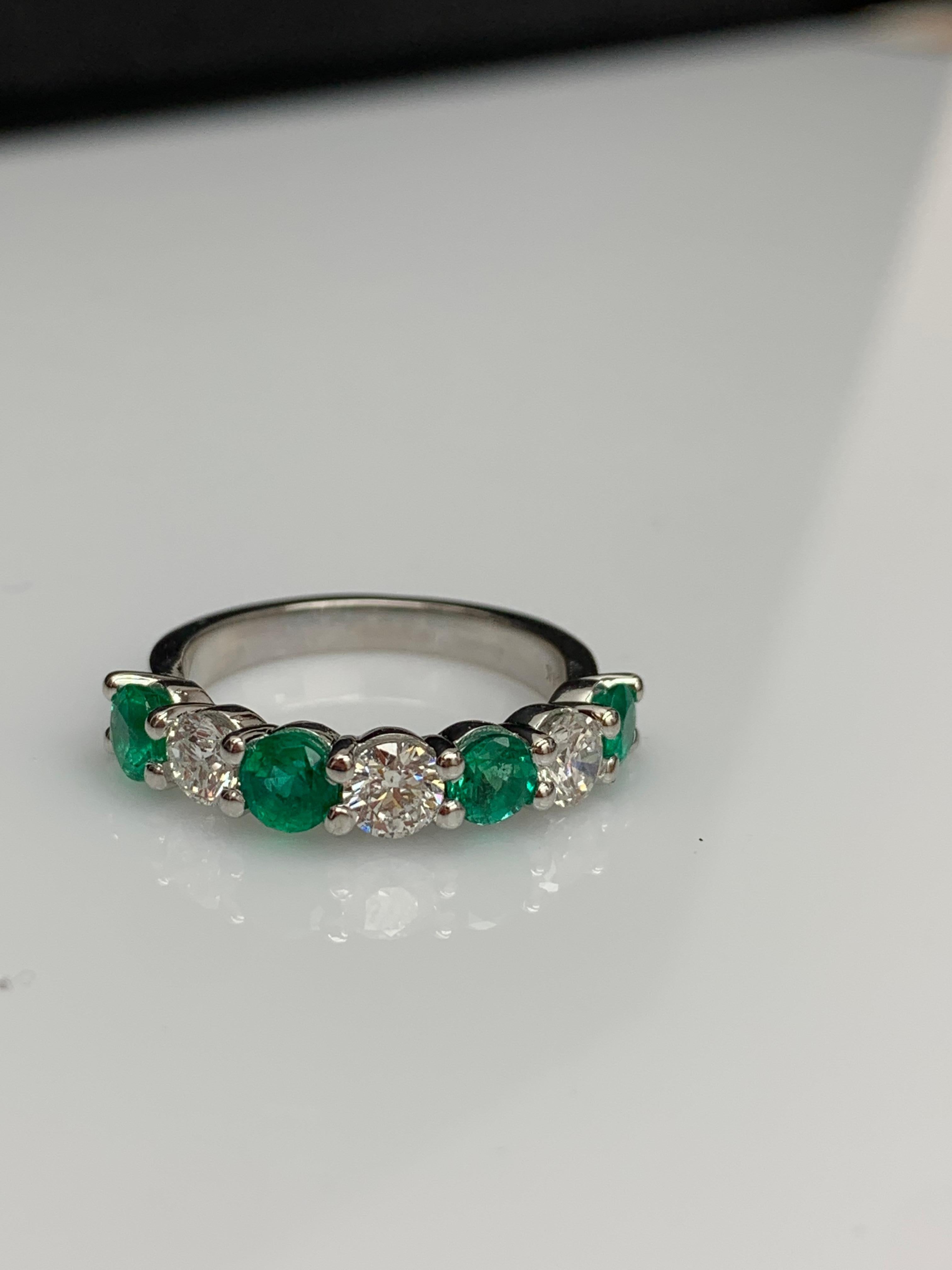 0,97 Karat abwechselnd abwechselnder Smaragd und Diamant Halbmond Ehering aus 14K Weißgold im Angebot 10