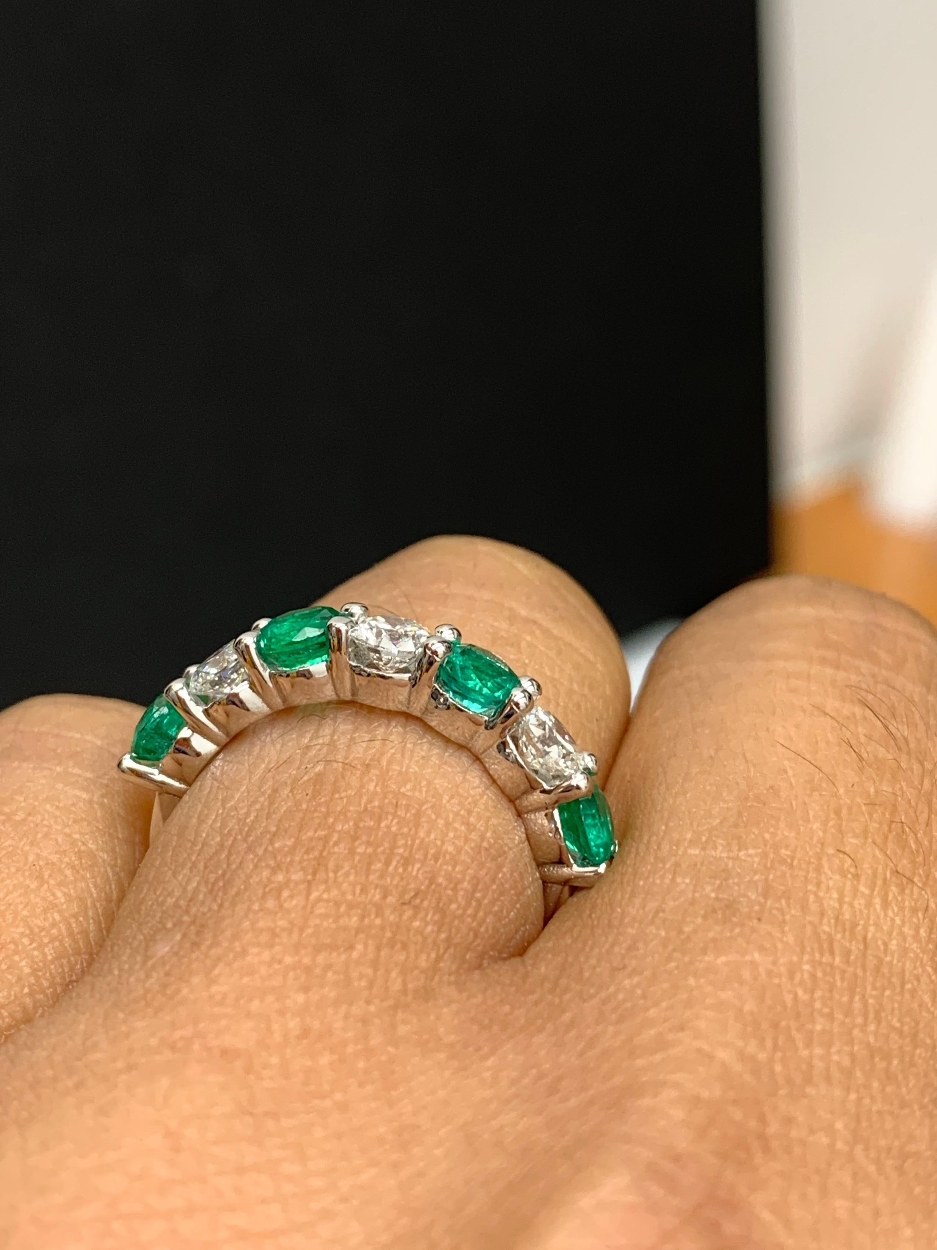 0,97 Karat abwechselnd abwechselnder Smaragd und Diamant Halbmond Ehering aus 14K Weißgold im Angebot 1