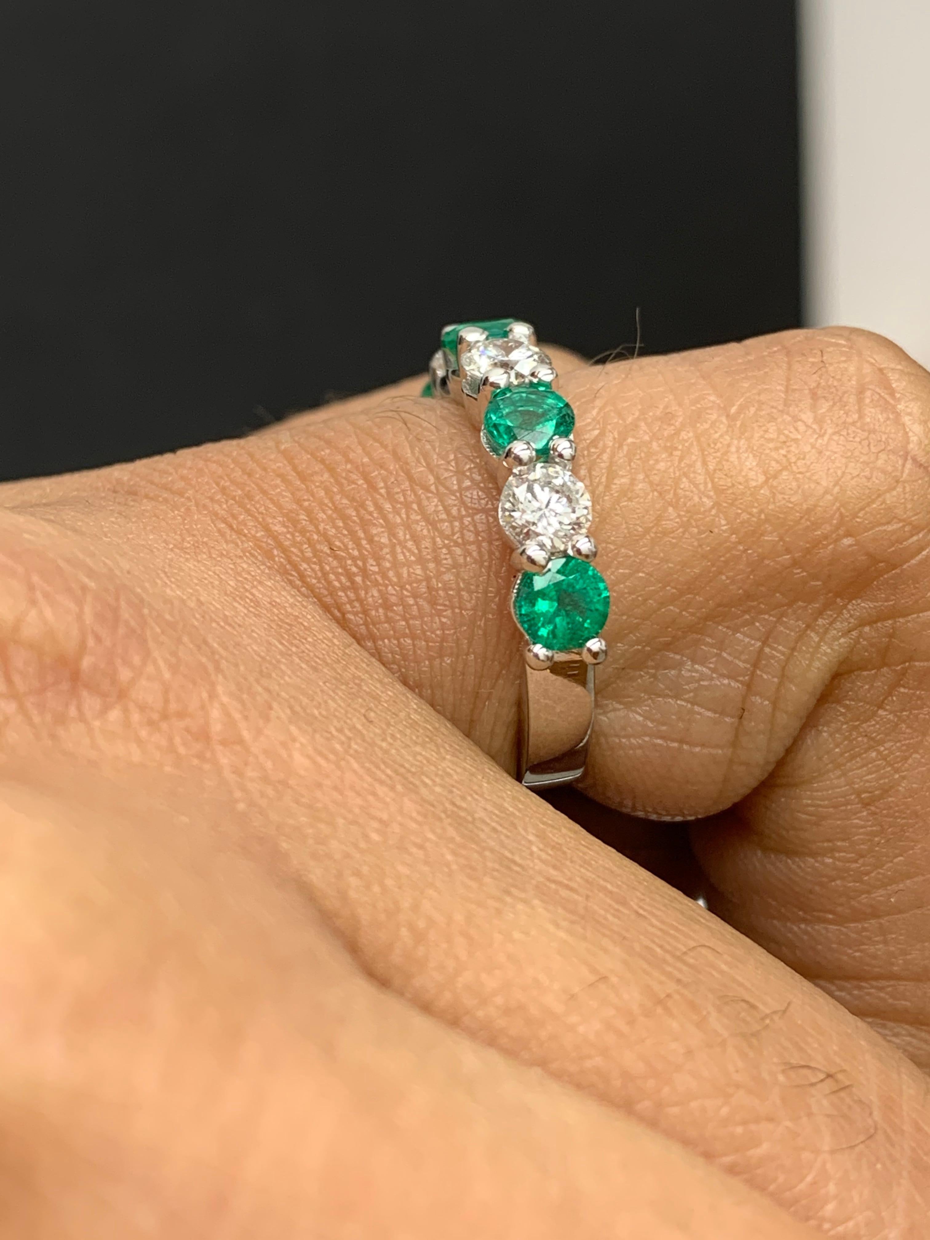 0,97 Karat abwechselnd abwechselnder Smaragd und Diamant Halbmond Ehering aus 14K Weißgold im Angebot 2
