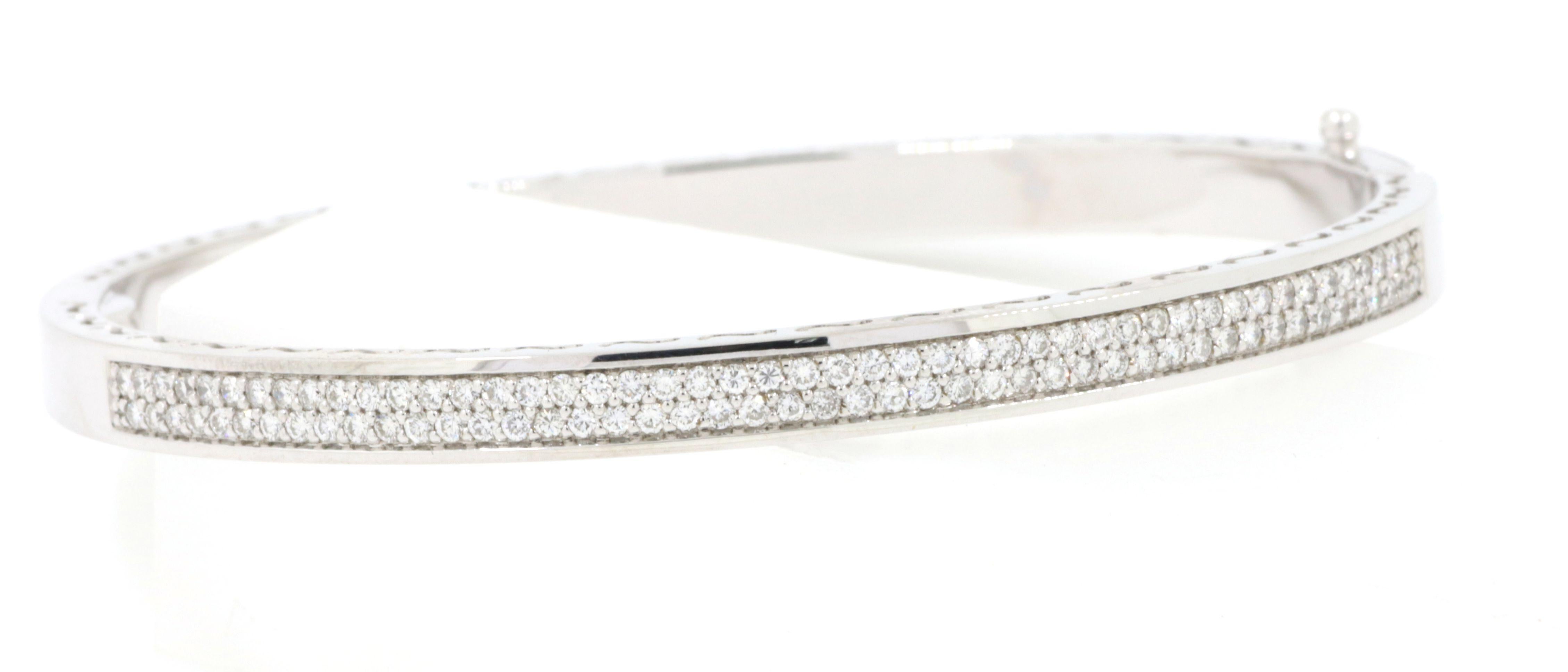 Das Weißgold-Diamantarmband ist ein atemberaubendes Schmuckstück, das Eleganz und Alltagstauglichkeit nahtlos miteinander verbindet. Dieses Armband aus 18-karätigem Weißgold besticht durch 0,97 Karat runde Diamanten, die in einer Reihe mit