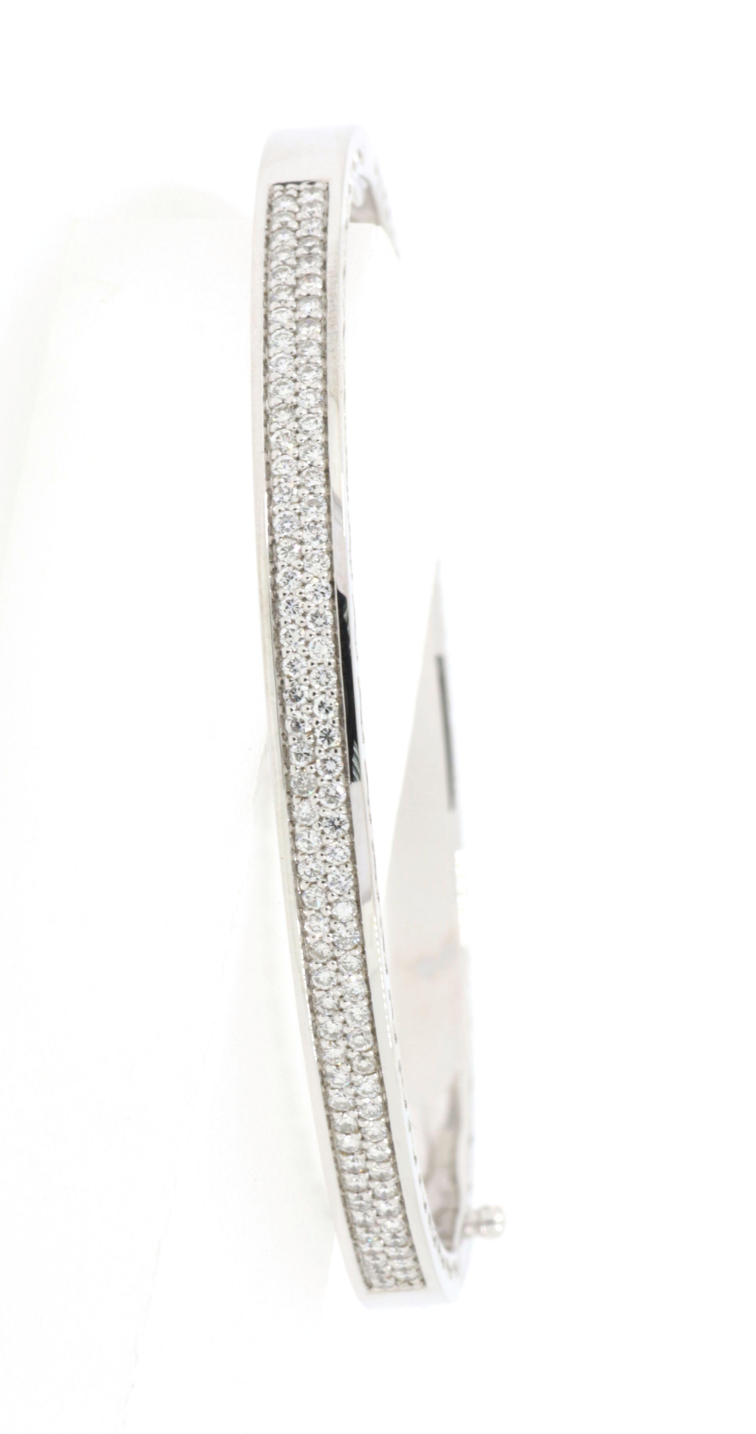 Contemporary 0.97 Carat Diamond Bracelet Bangle in 18 Karat White Gold For Sale
