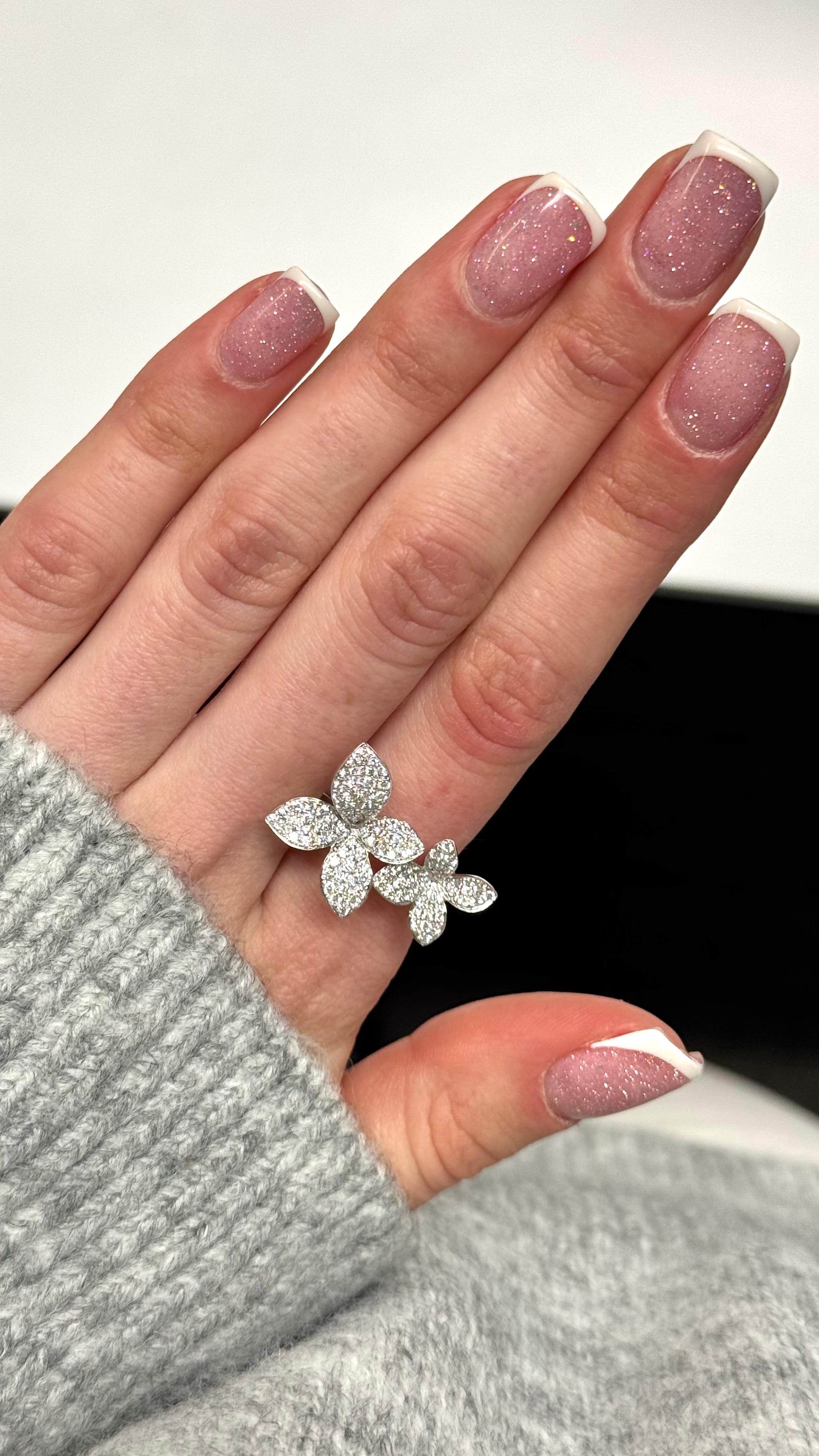 1,00 Karat Diamant Doppelblumen-Statement-Ring aus 18 Karat Weißgold im Zustand „Neu“ im Angebot in New York, NY