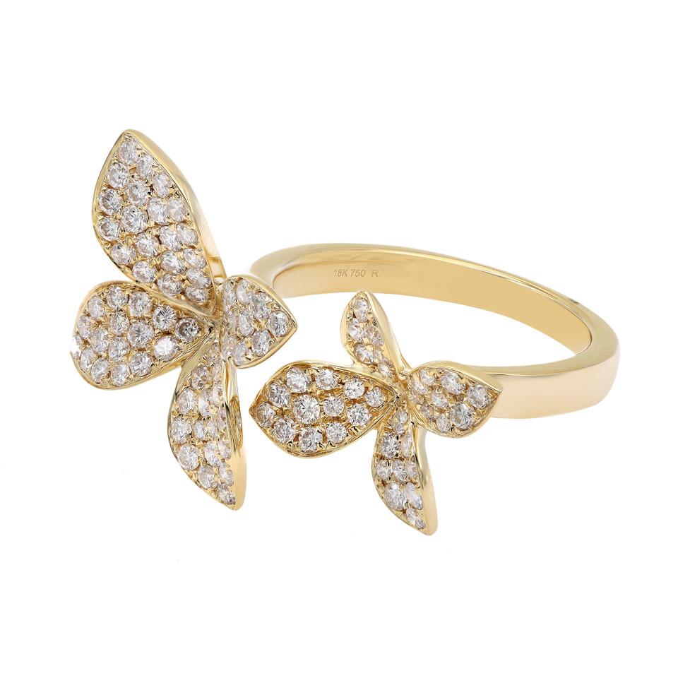 Wir präsentieren unseren atemberaubenden 0,97 Karat Diamant-Doppelblumen-Statement-Ring in 18 Karat Gelbgold. Dieses bezaubernde Stück verbindet Eleganz und Skurrilität mit seinem bezaubernden Design. Zwei atemberaubende Blüten, die mit funkelnden