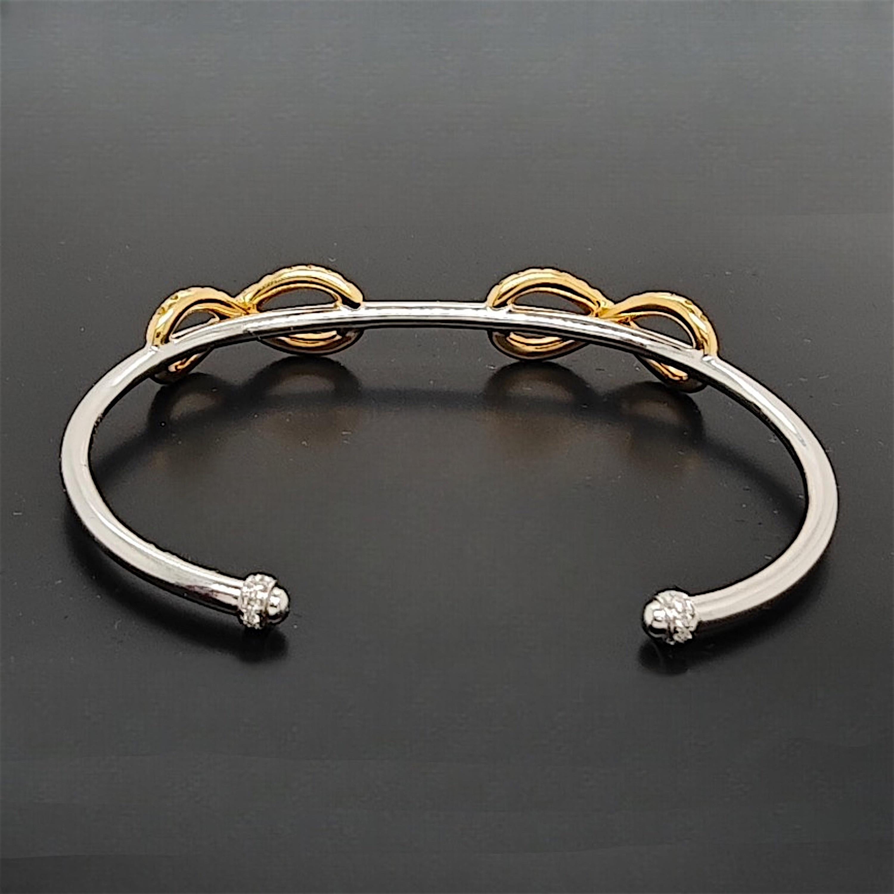 Round Cut 0.97 Carat Green Diamond White and Yellow Gold Bangle For Sale
