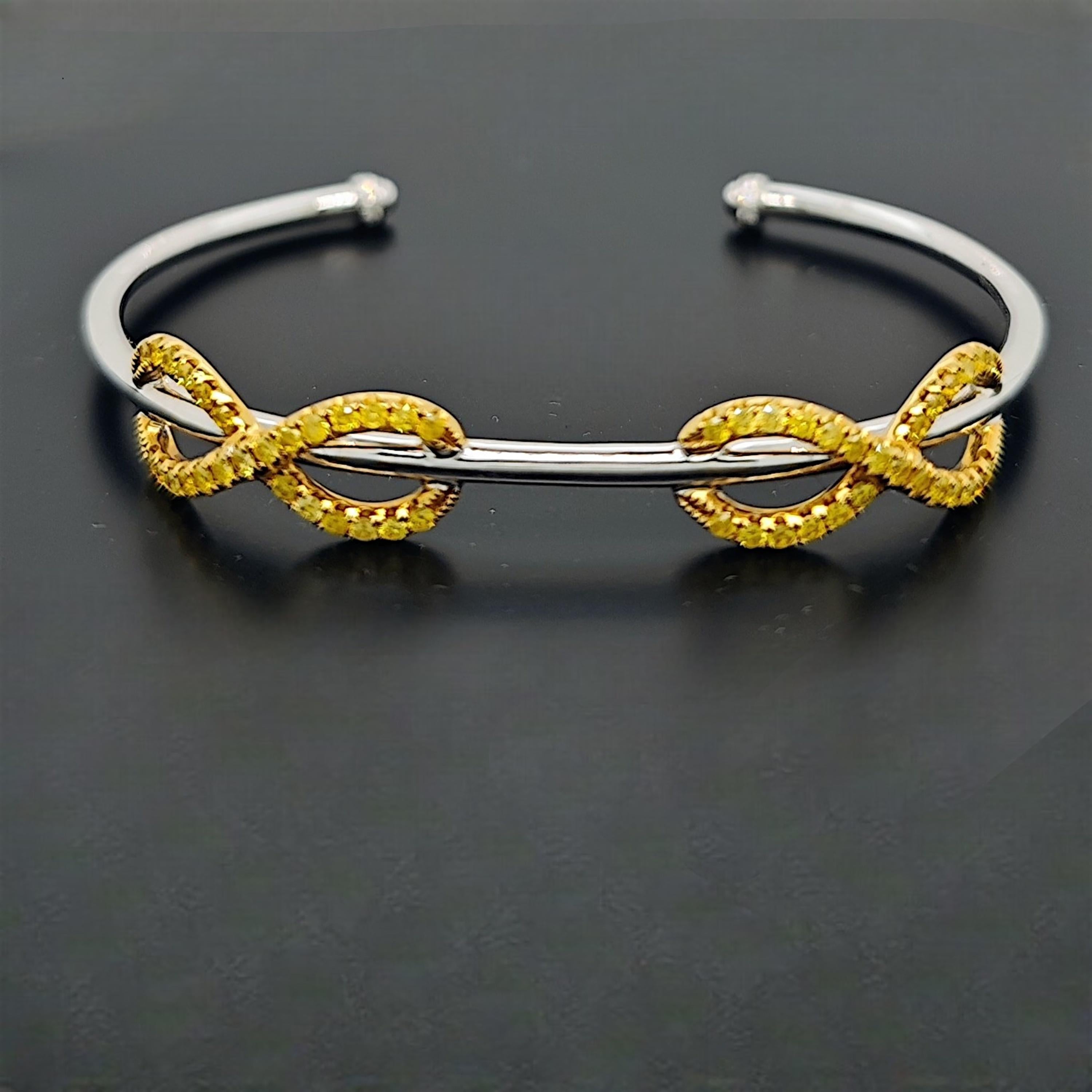 0.97 Carat Green Diamond White and Yellow Gold Bangle In New Condition For Sale In New York, NY