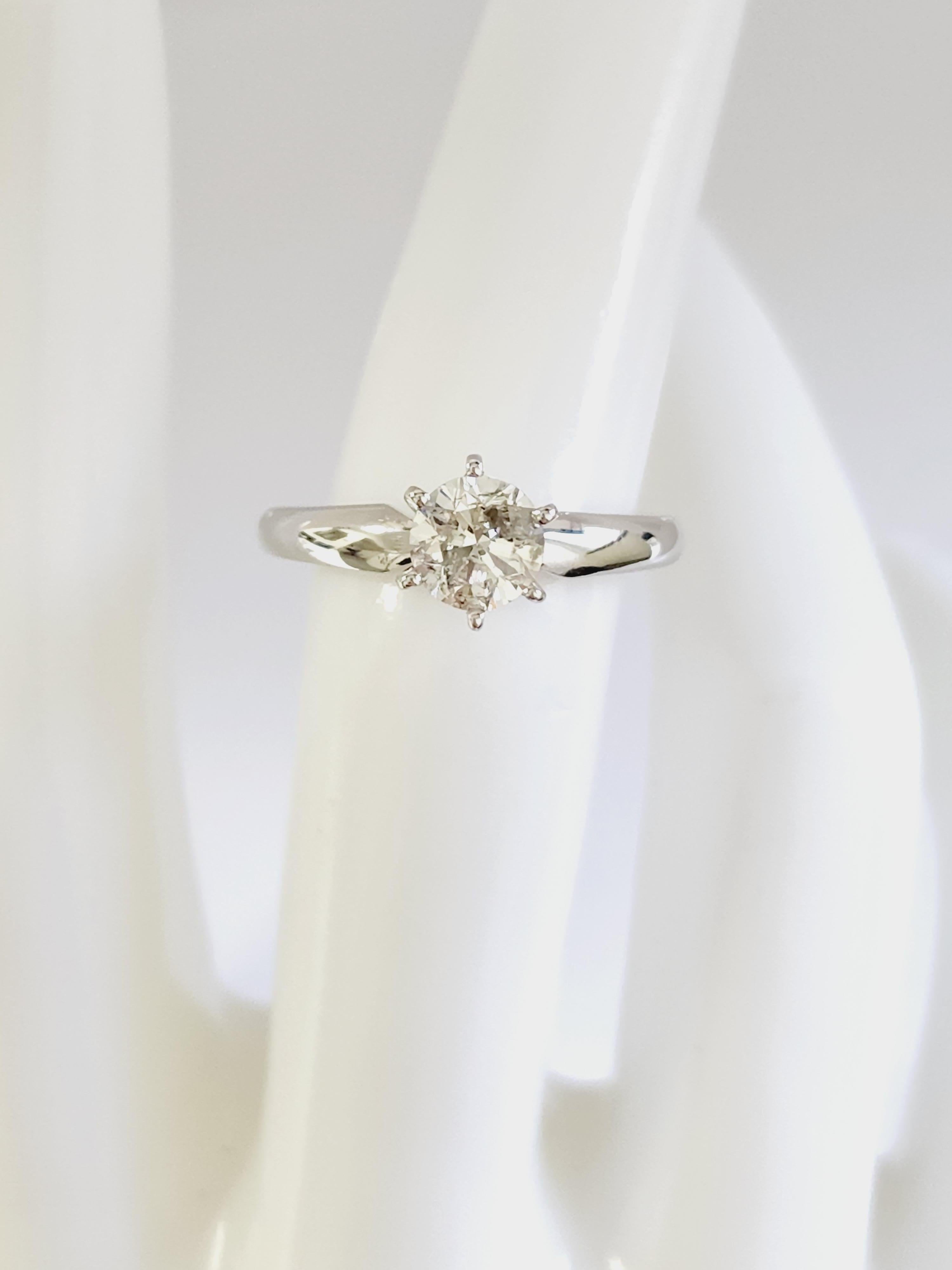 0.97 Carat Round Diamond 14 Karat White Gold Solitaire Ring In New Condition In Great Neck, NY