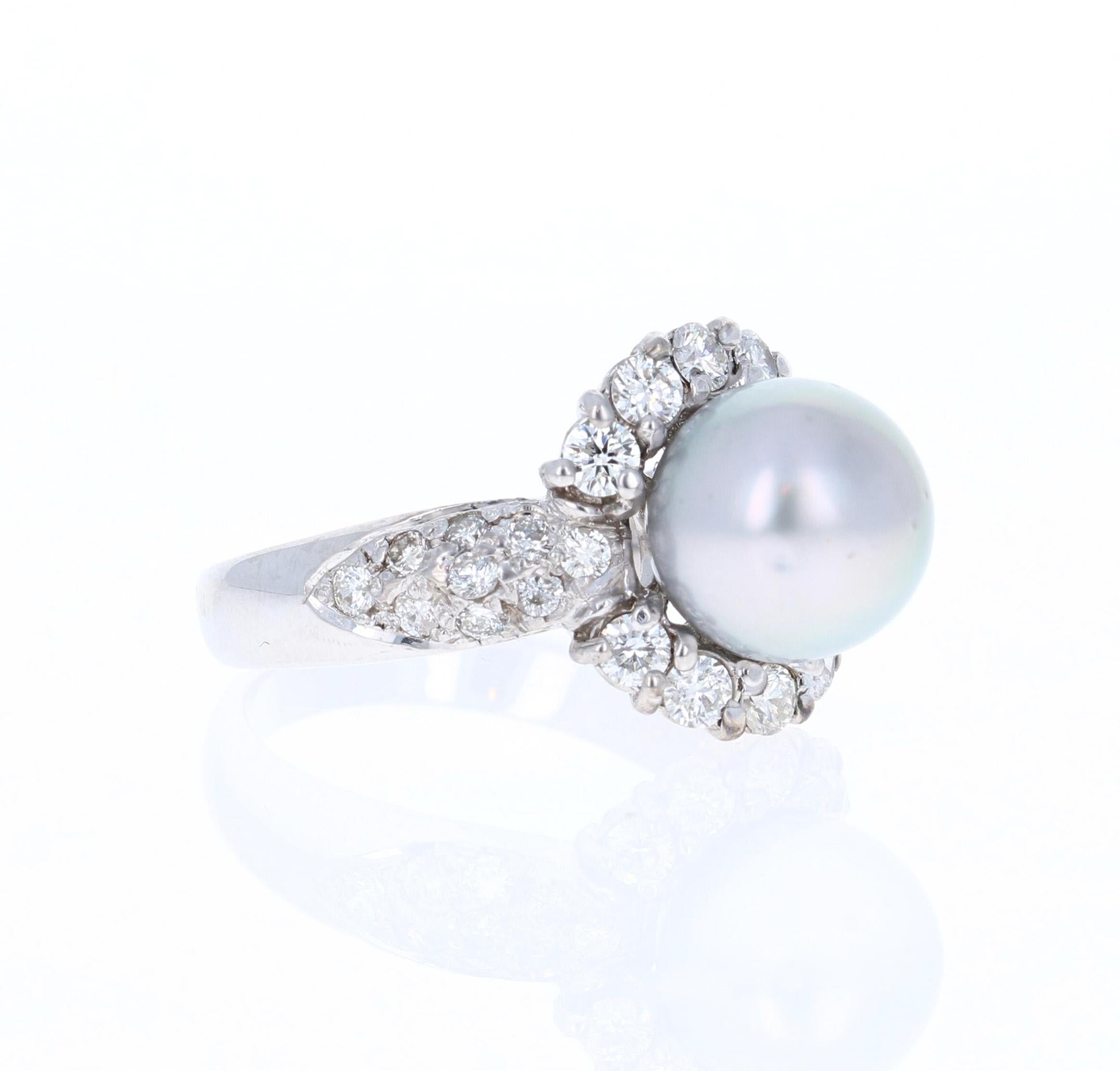 Anello con diamante da 0,97 carati e perla di Tahiti in oro bianco 14K.  
Questo anello ha 28 diamanti taglio rotondo del peso di 0,97 carati (purezza: VS, colore: H).  La perla di Tahiti misura circa 9 mm.
L'anello è realizzato in oro bianco 14K e