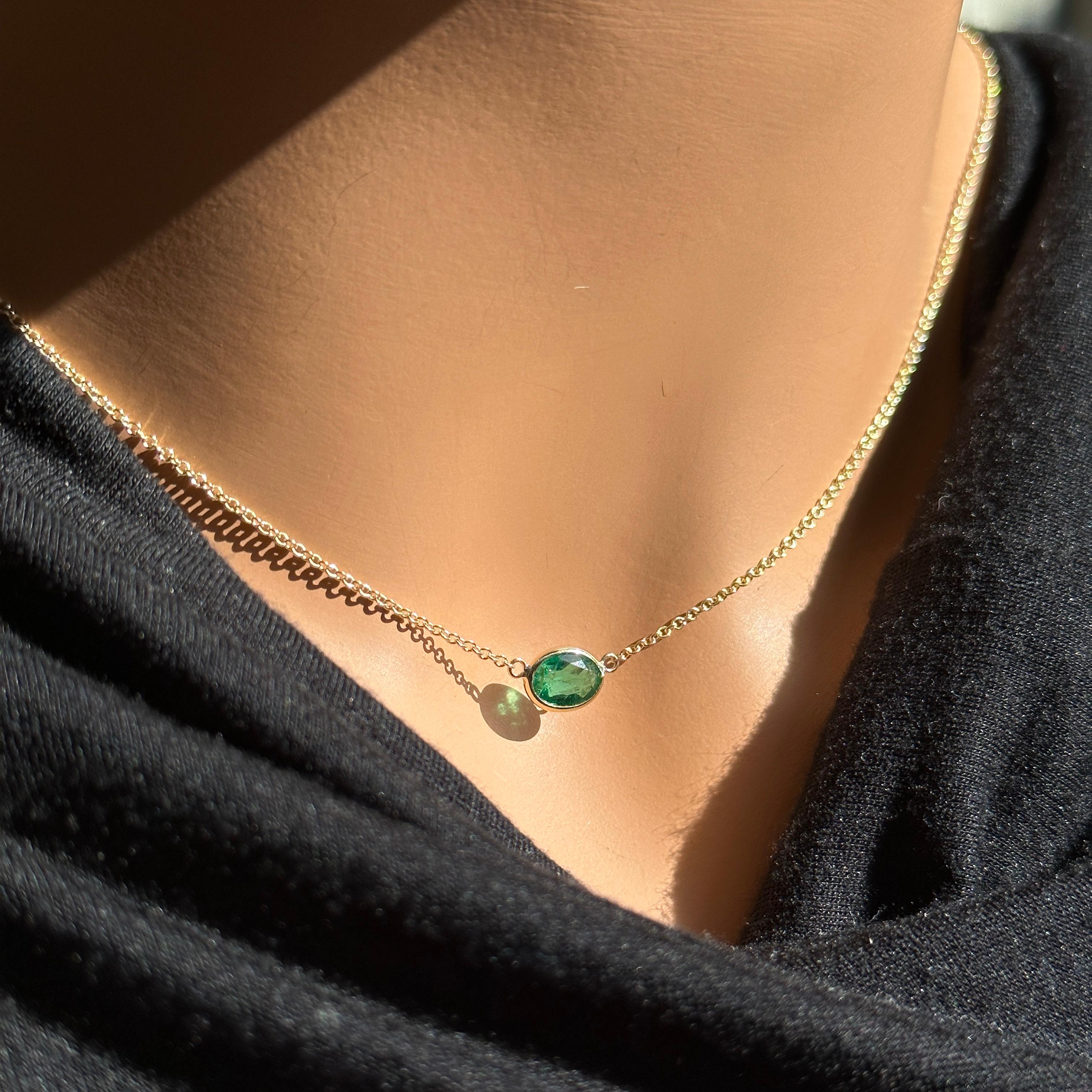 Contemporary 0.97 Carat Weight Green Emerald Oval Cut Solitaire Necklace in 14k Yellow Gold For Sale