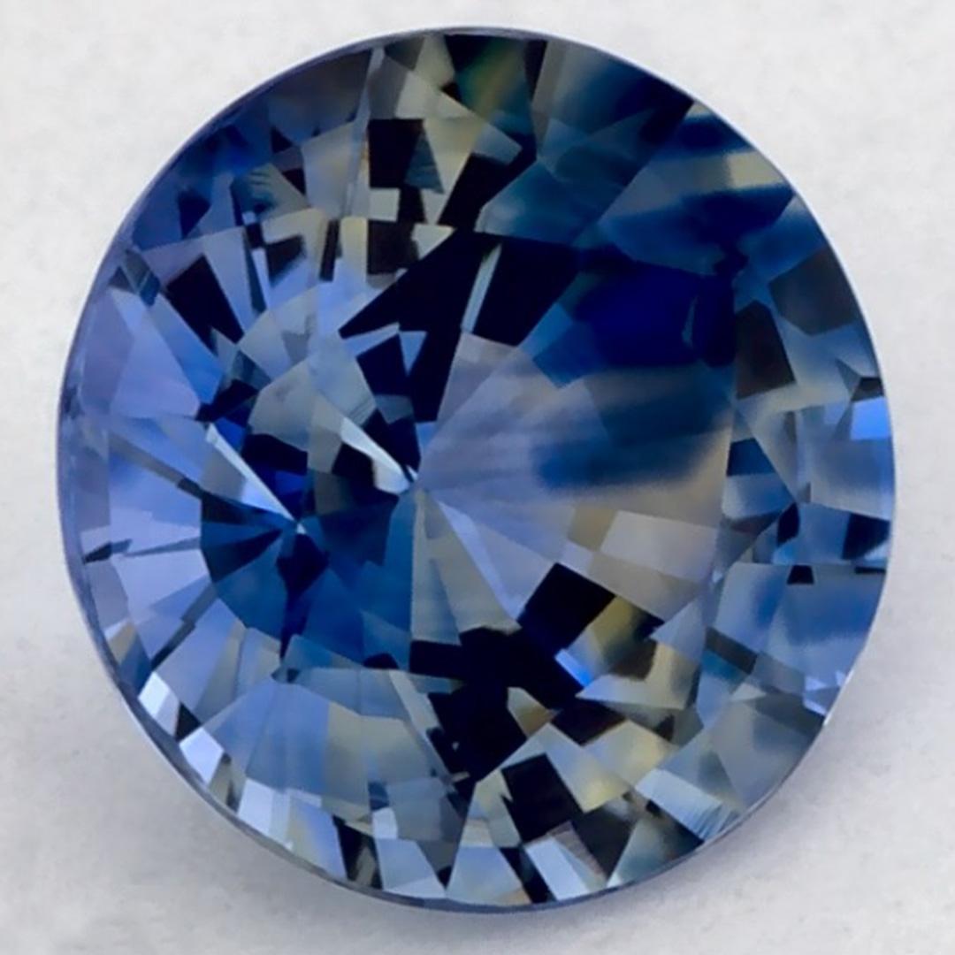 Dieser natürliche blaue Saphir bietet Eleganz und Raffinesse. Mit seiner satten Farbsättigung und seinem präzisen Schliff ist er das perfekte Herzstück für einen Verlobungsring oder ein luxuriöses Schmuckdesign.

Dieser Saphir stammt aus Sri Lanka