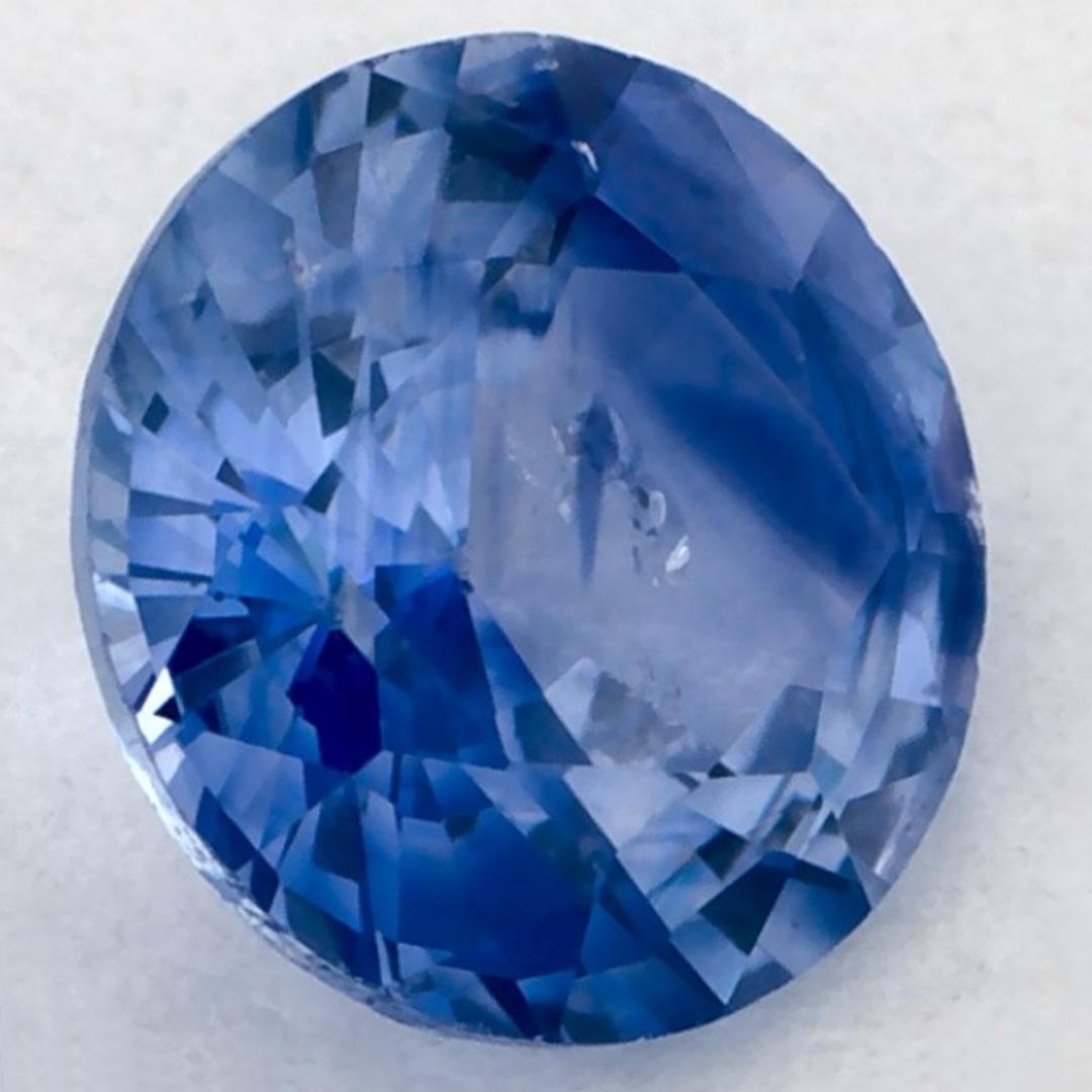 Ce saphir bleu naturel offre élégance et sophistication. Avec sa riche saturation de couleurs et sa coupe précise, il constitue la pièce maîtresse parfaite pour une bague de fiançailles ou une conception de bijoux de luxe.

Ce saphir provient du Sri