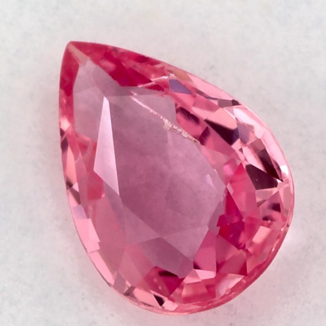 Questo zaffiro rosa naturale offre eleganza e raffinatezza. Con la sua ricca saturazione del colore e il taglio preciso, è il centro perfetto per un anello di fidanzamento o un design di gioielli di lusso.

Questo zaffiro proviene dallo Sri Lanka