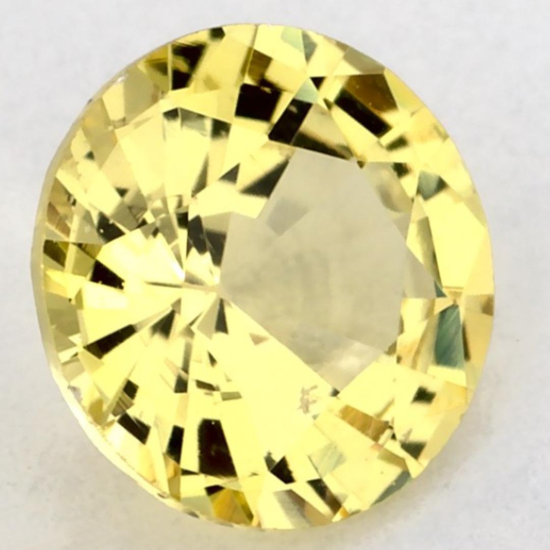 Questo zaffiro giallo naturale offre eleganza e raffinatezza. Con la sua ricca saturazione del colore e il taglio preciso, è il centro perfetto per un anello di fidanzamento o un design di gioielli di lusso.

Questo zaffiro proviene dallo Sri Lanka