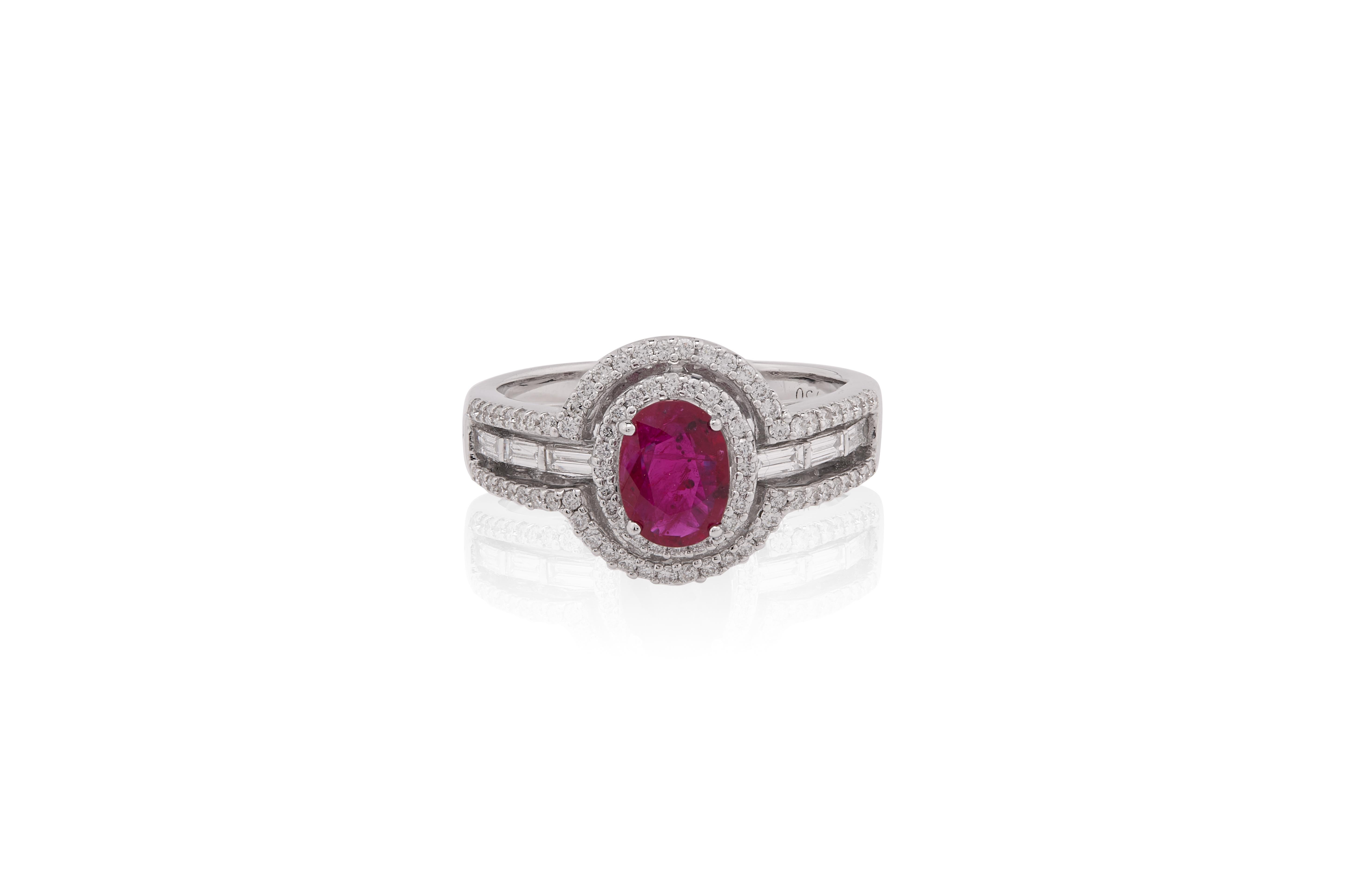 Dieser exquisite Ring ist sorgfältig aus 18 Karat Weißgold gefertigt und besticht durch sein elegantes und zeitloses Design. Im Zentrum steht ein atemberaubender Rubin im Ovalschliff von 0,970 Karat, der mit seinem tiefroten Farbton Leidenschaft und