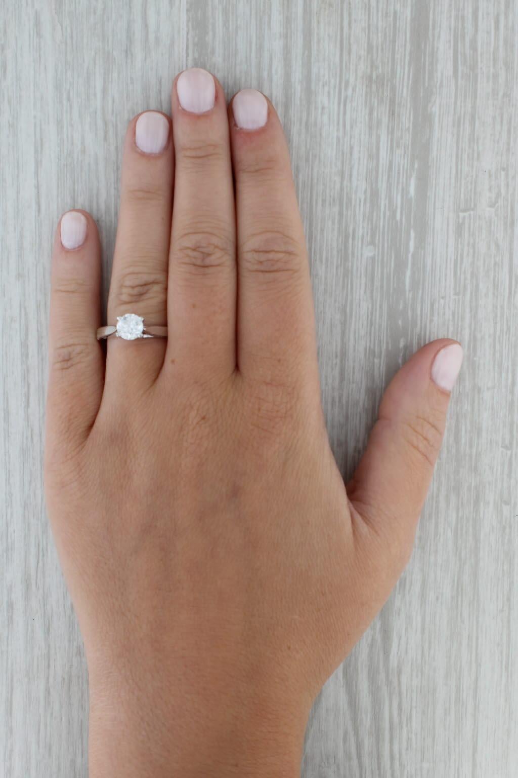 Informazioni sulla gemma:
- Diamanti naturali -
Carati totali - 0,97ct
Taglio - Brillante rotondo
Colore - F
Chiarezza - I1
GSL - 794647 (copia GSL inclusa)
Si prega di notare che ci sono inclusioni che raggiungono la superficie.

Metallo: oro