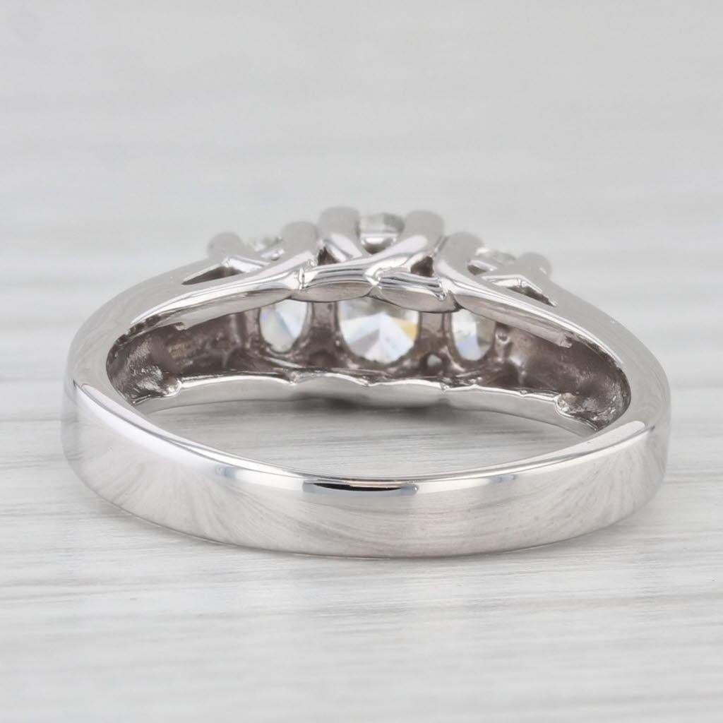 Informations sur les pierres précieuses :
- Diamants naturels -
Total des carats - 0,97ctw (0,52ct centre, 0,45ctw côtés)
Taille - Brilliante ovale
Couleur - H - K
Clarté - SI2 - I1

Métal : Or blanc 14k
Poids : 4.9 grammes 
Timbres : 14k
Hauteur de