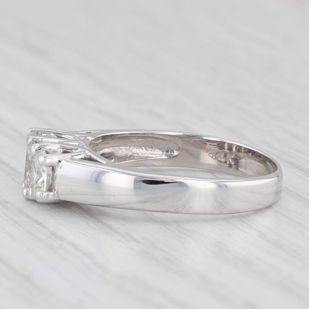 Bague de fiançailles en or blanc 14 carats à 3 pierres avec diamant ovale 0,97 ctw, taille 7,5 Bon état - En vente à McLeansville, NC