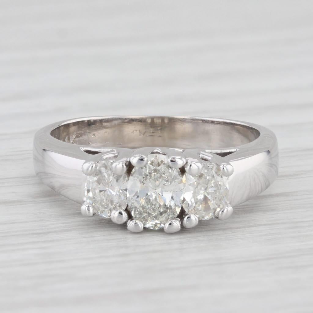 Bague de fiançailles en or blanc 14 carats à 3 pierres avec diamant ovale 0,97 ctw, taille 7,5 Pour femmes en vente