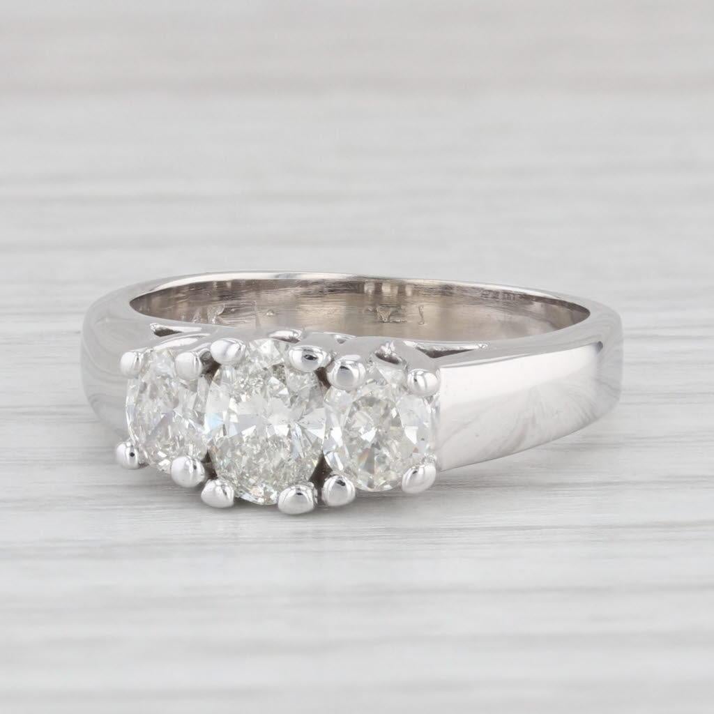 Bague de fiançailles en or blanc 14 carats à 3 pierres avec diamant ovale 0,97 ctw, taille 7,5 en vente 1
