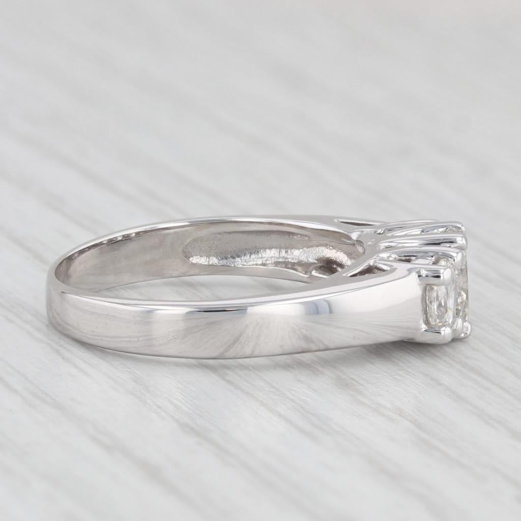 Bague de fiançailles en or blanc 14 carats à 3 pierres avec diamant ovale 0,97 ctw, taille 7,5 en vente 2