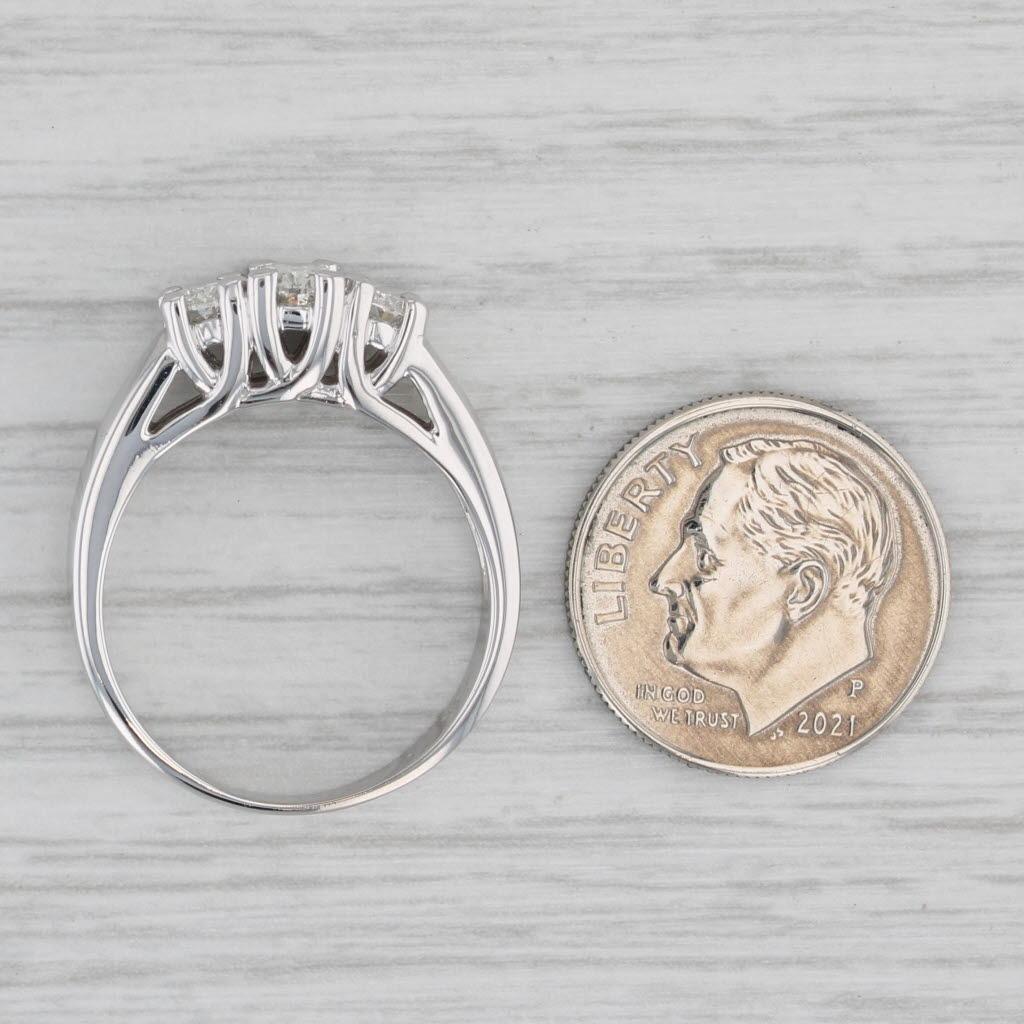 Bague de fiançailles en or blanc 14 carats à 3 pierres avec diamant ovale 0,97 ctw, taille 7,5 en vente 3