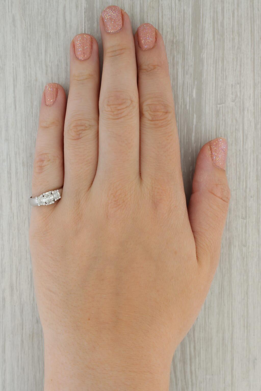 Bague de fiançailles en or blanc 14 carats à 3 pierres avec diamant ovale 0,97 ctw, taille 7,5 en vente 4