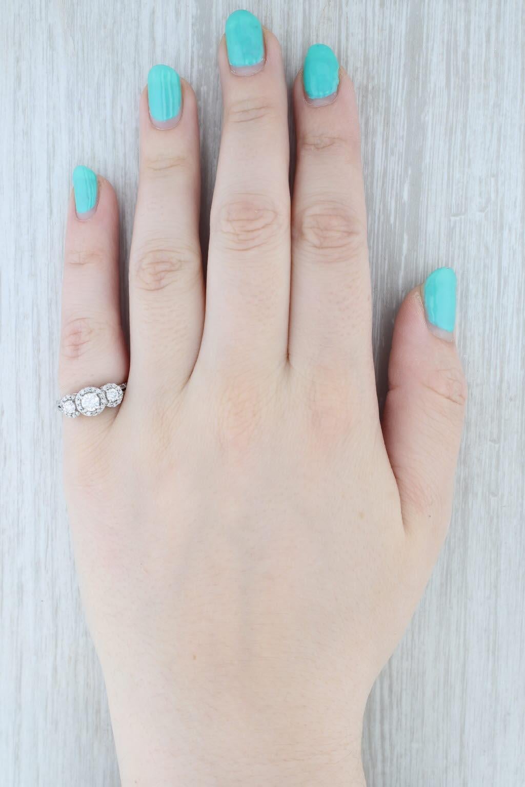 Anillo de compromiso con halo de 3 piedras y diamantes de 0,97 ctw Oro blanco 14k Tamaño 5,75 en venta 3