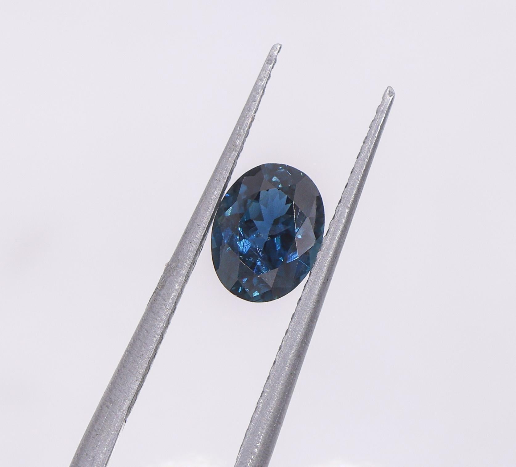 NNJ Designs präsentiert einen 0,98 Karat Ceylon Saphir als losen Edelstein! Dieser Ceylon Saphir Edelstein wäre perfekt für die Schmuck-Fassung Ihrer Wahl und kann eine schöne September Geburtsstein Geschenk für Ihre Lieben