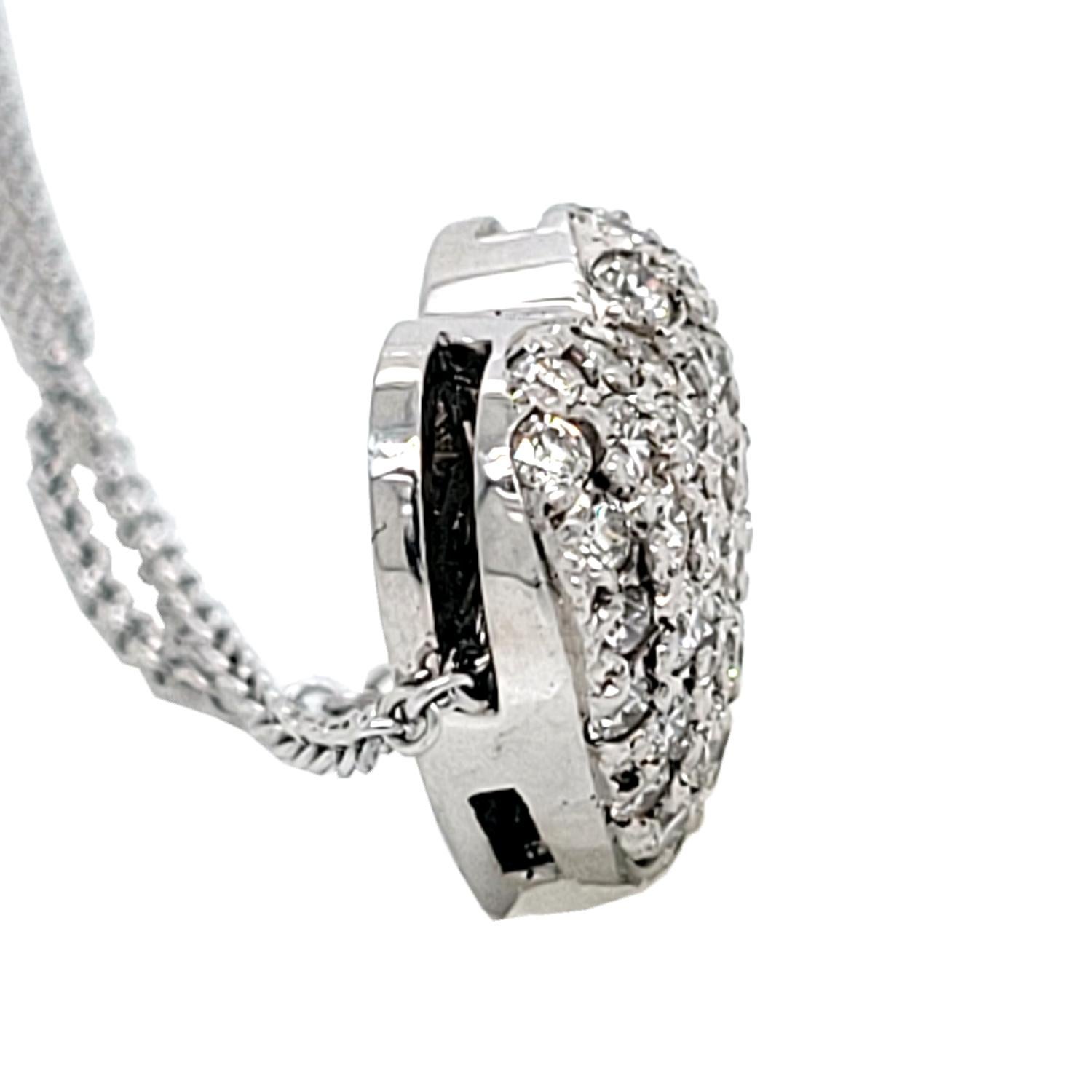 Taille ronde Collier pendentif en forme de cœur en or 18 carats serti de pavés, avec un diamant de 0,98 carat en vente