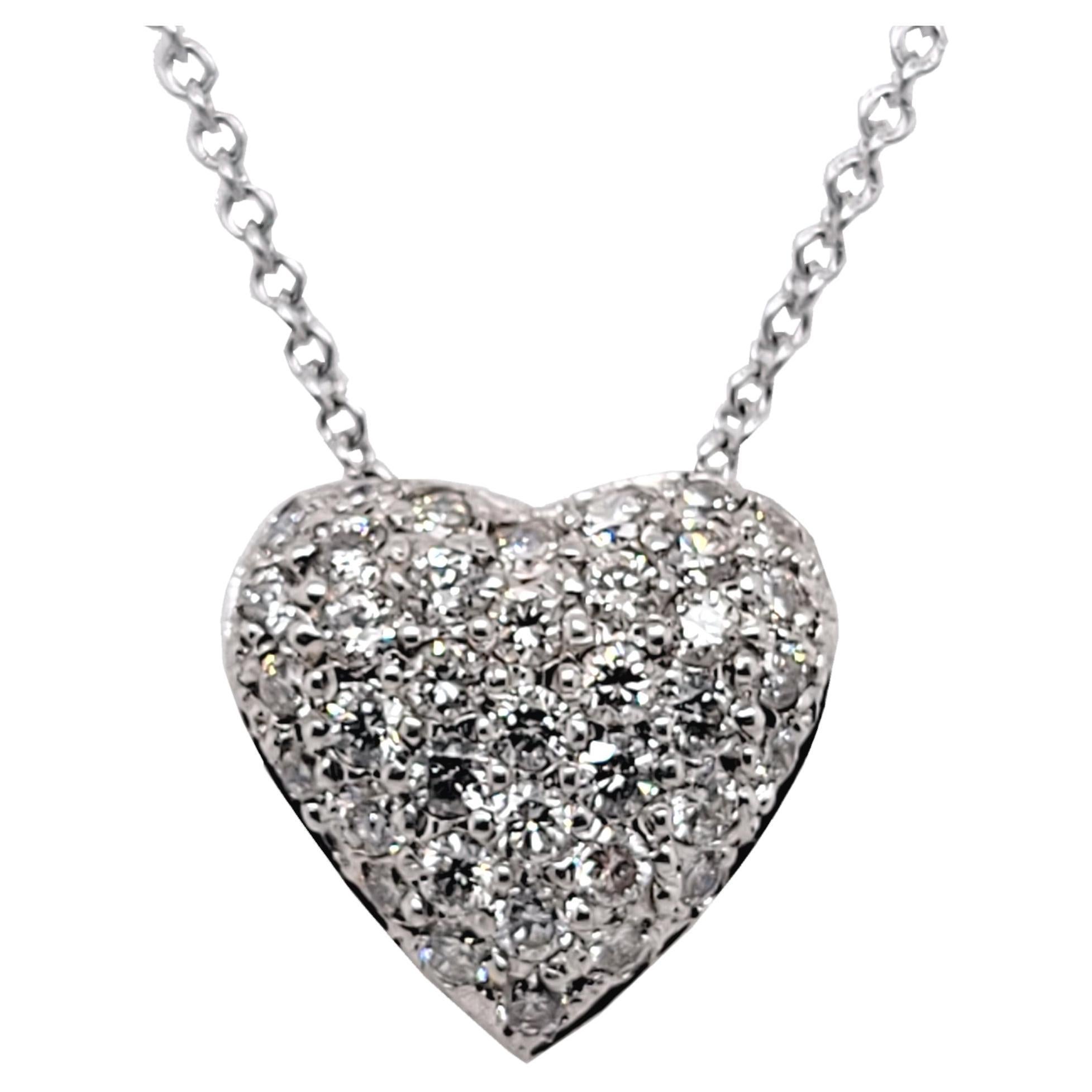 Collana con ciondolo a cuore bombato in oro 18 carati con pave set di diamanti da 0,98 carati in vendita