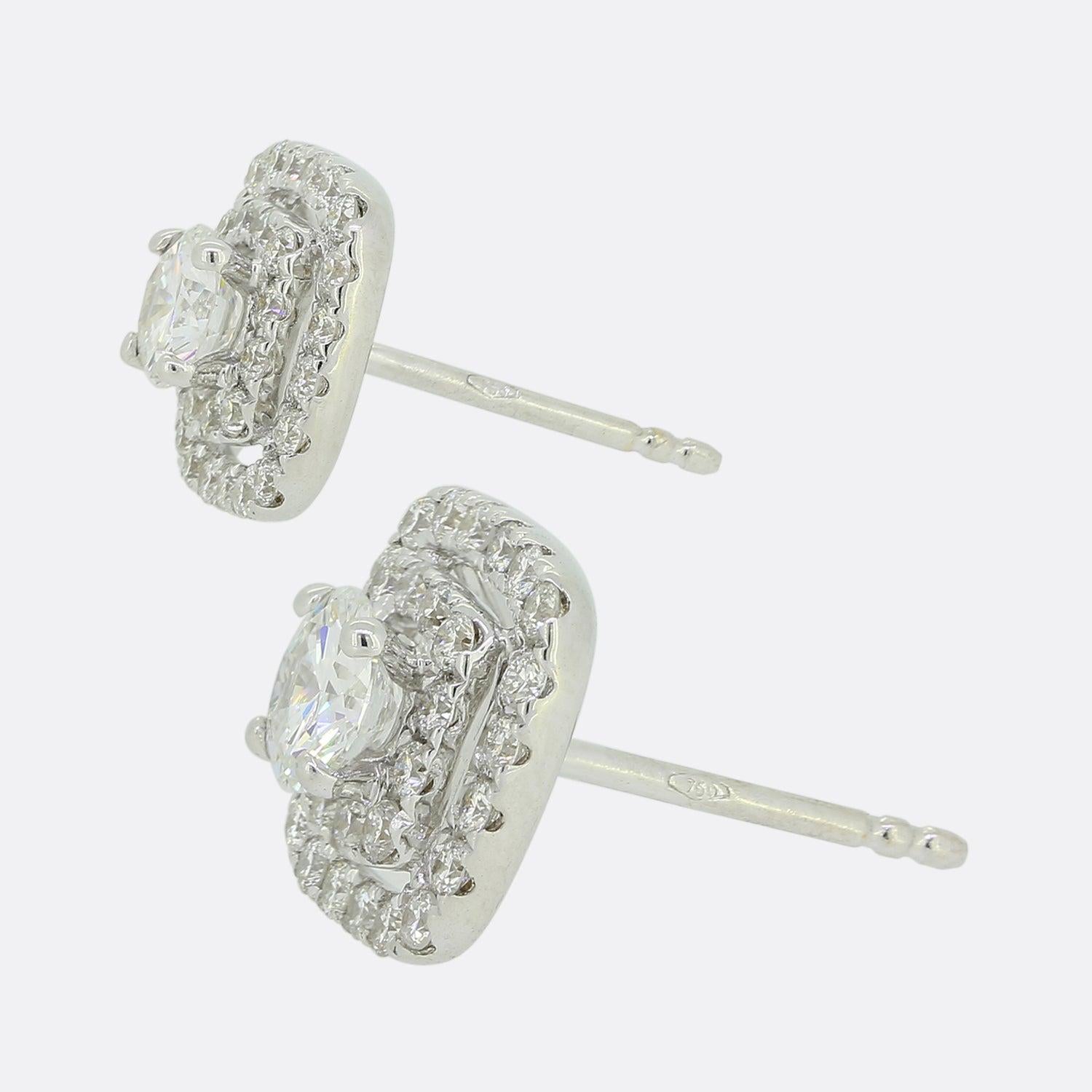 Si tratta di un paio di orecchini con diamanti in oro bianco 18 ct. Ogni orecchino ospita un diamante rotondo taglio brillante da 0,25 carati circondato da una doppia aureola quadrata.


Condit: Usato (Molto Buono)
Peso: 2.9 grammi
Dimensioni della