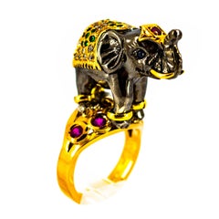 Bague cocktail éléphant en or jaune avec diamants de 0,98 carat, rubis, saphirs et tsavorites