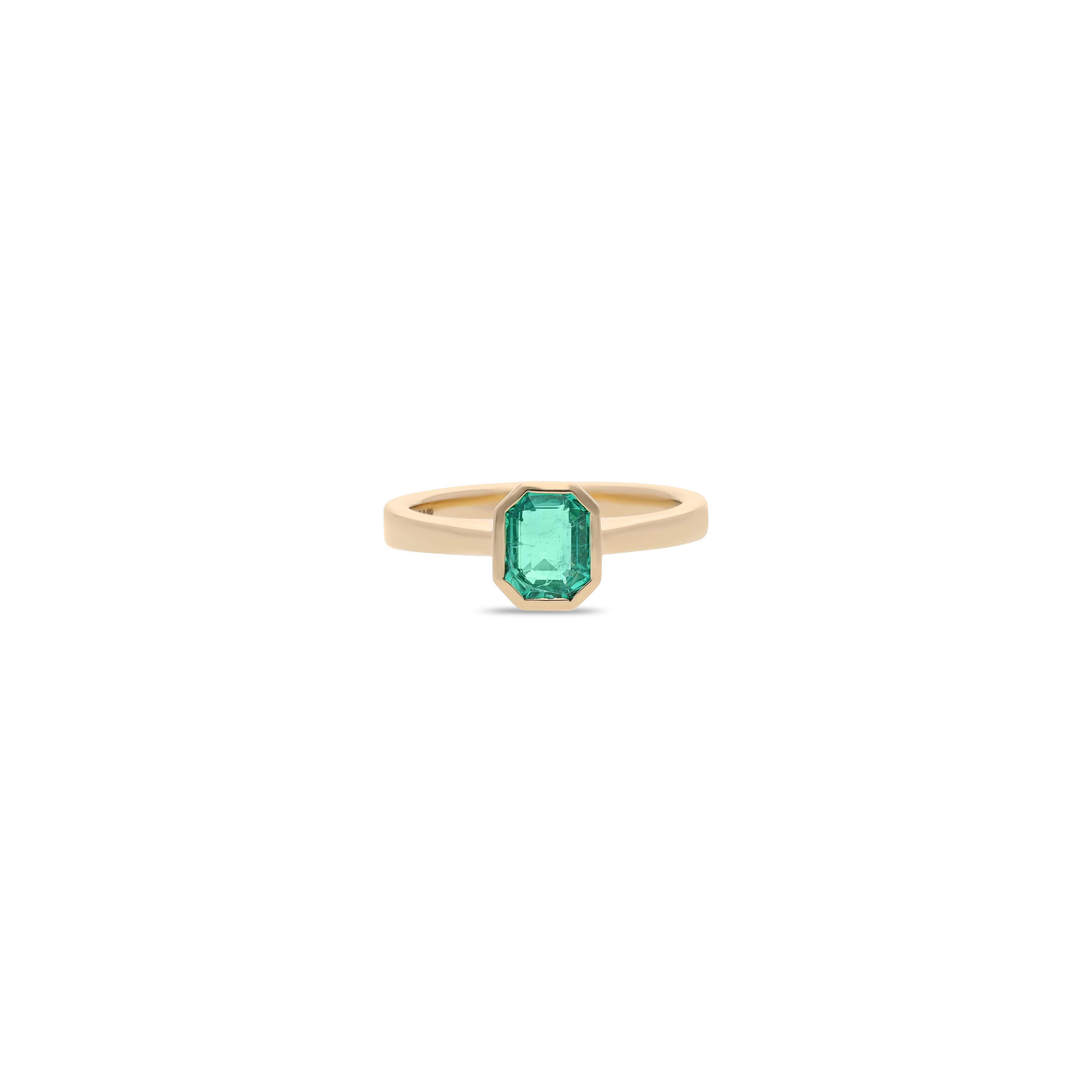 Contemporary 0.98 Carat Emerald Ring in 18 Karat Gold For Sale