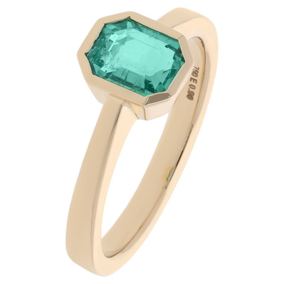 0.98 Carat Emerald Ring in 18 Karat Gold For Sale