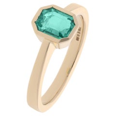 Bague en or 18 carats avec émeraude de 0,98 carat