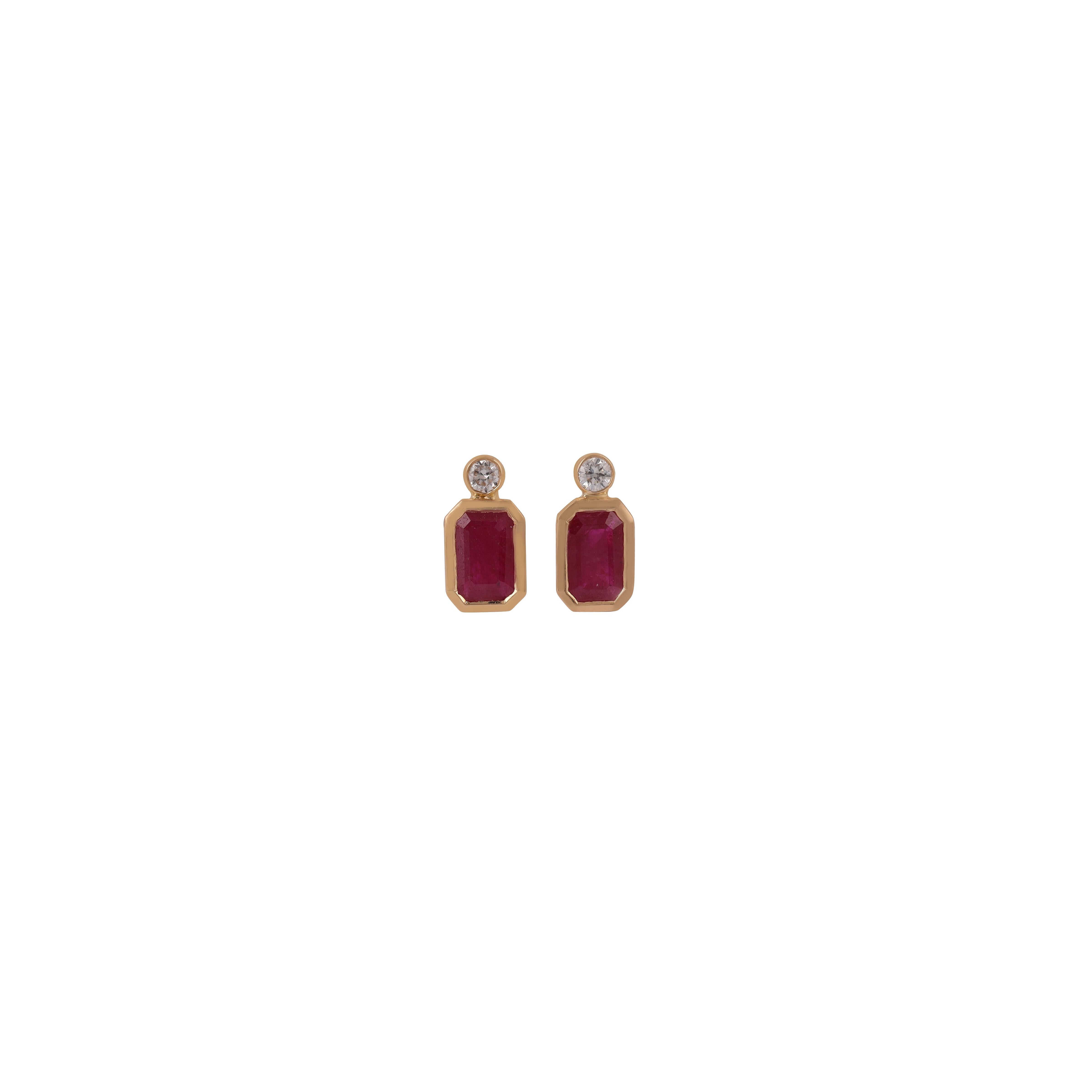 These bright 18K gold earrings are made in INDIA.
They feature a stud closure and each earrings consist of one Emerald  cut ruby red in the Centre and on top  smaller brilliant cut white diamonds.

Rubies 0.98ct
Diamonds total content is 0.09ct
18k