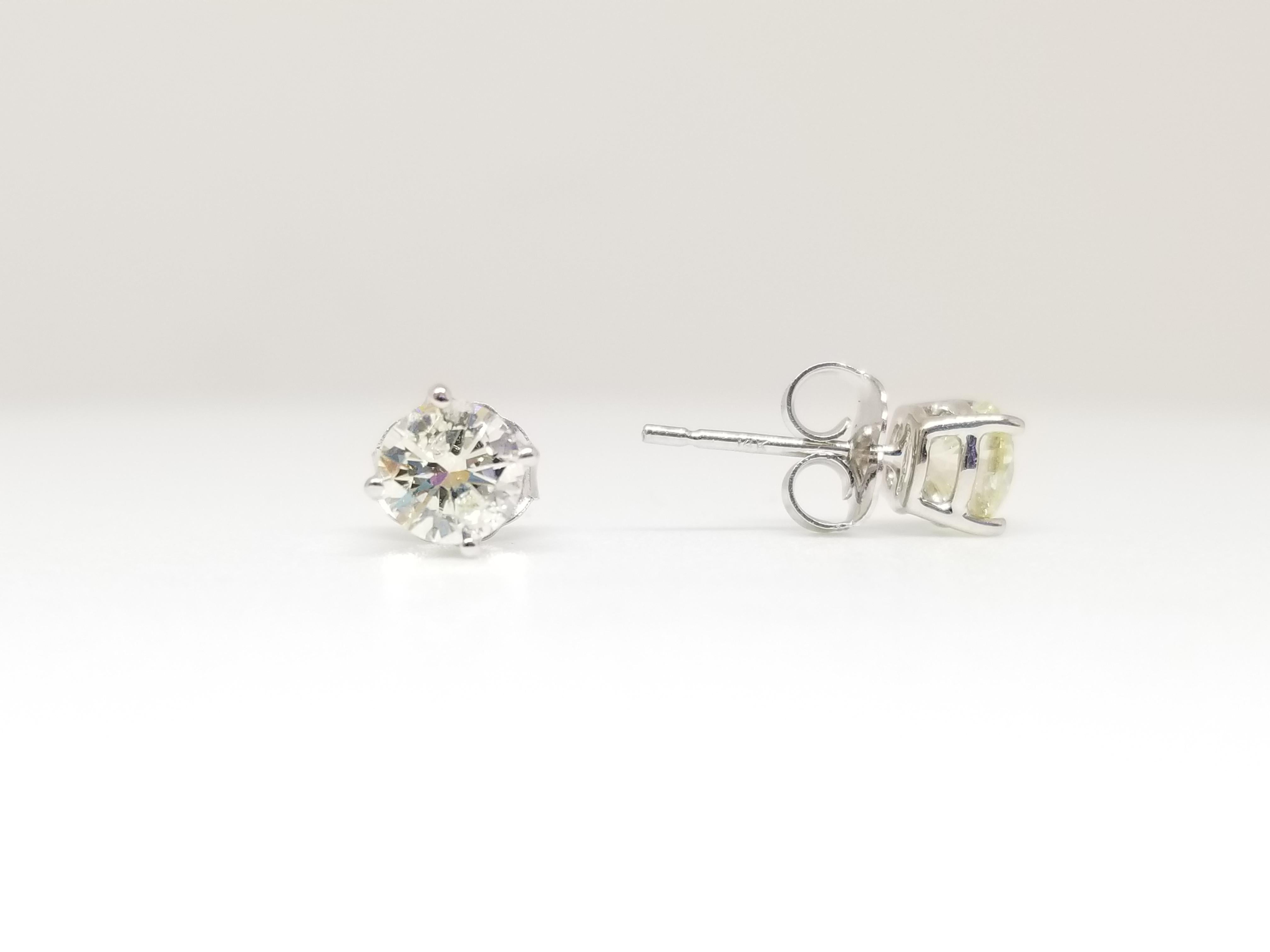 0.98 Carat Natural Diamond Round Studs In New Condition In Great Neck, NY