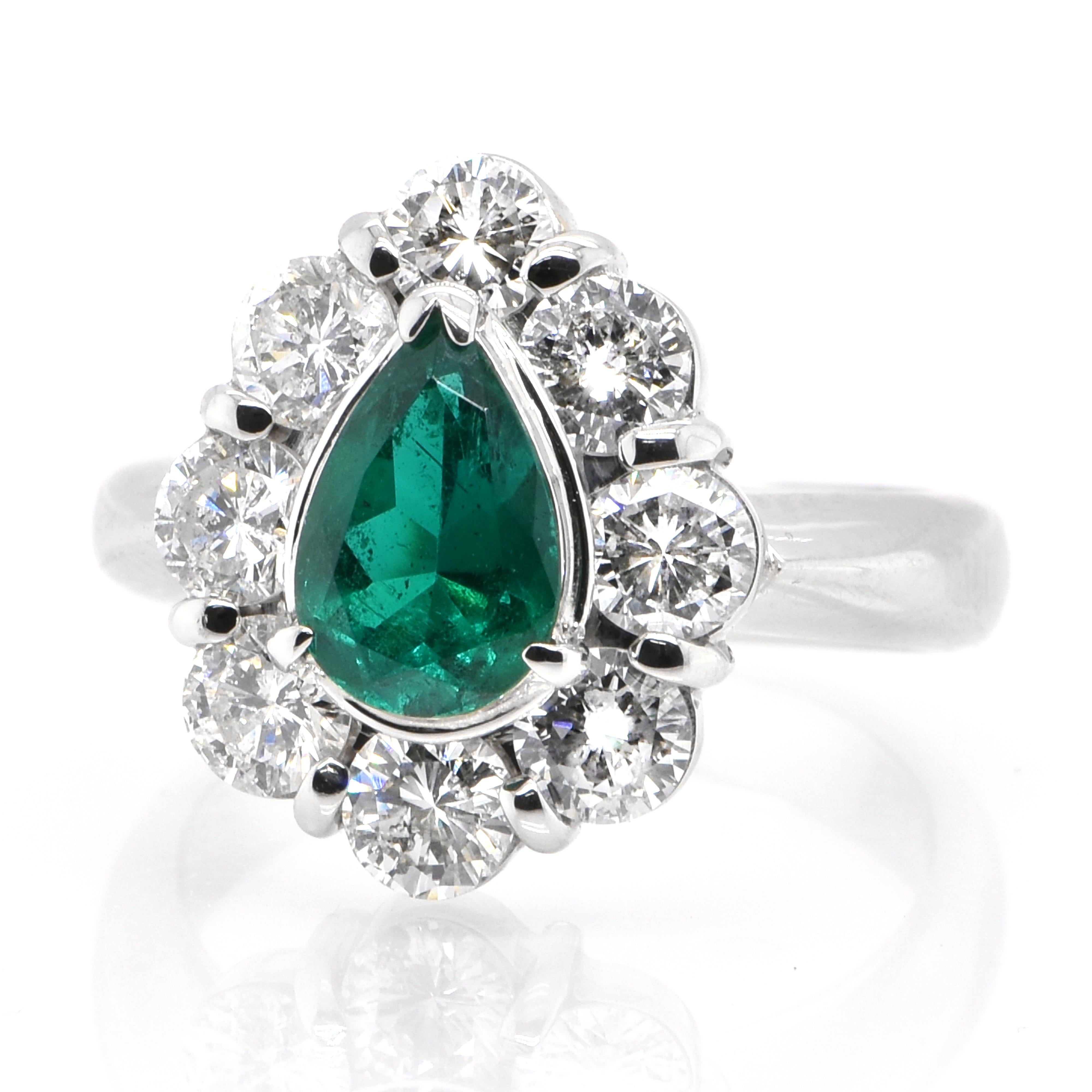 Ein atemberaubender Ring mit einem natürlichen kolumbianischen Smaragd von 0,98 Karat und Diamanten von 1,85 Karat, gefasst in Platin. Seit Tausenden von Jahren bewundern die Menschen das Grün des Smaragds. Smaragde werden seit jeher mit den