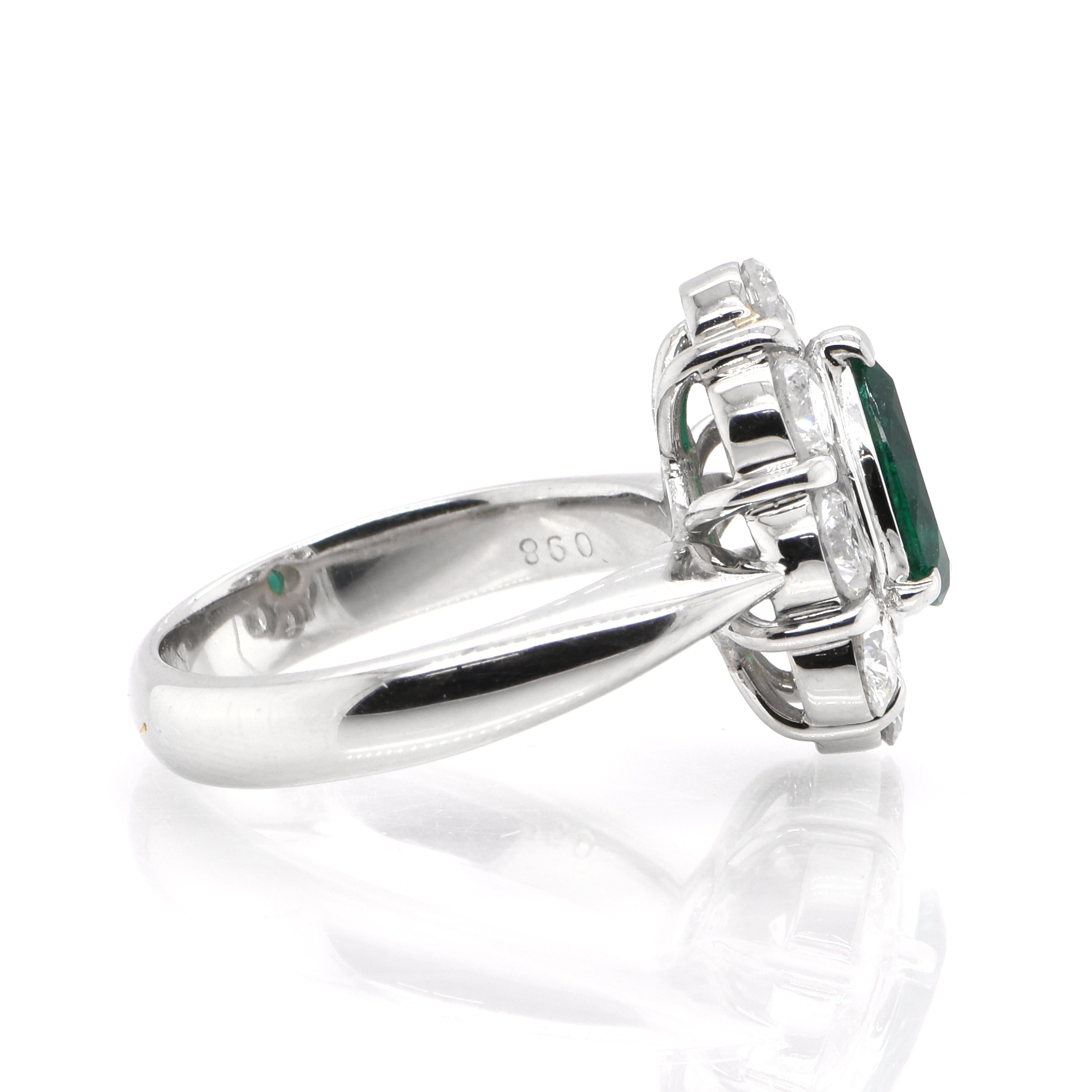0.98 Carat Natural Pear-Shaped Emerald and Diamond Ring Set in Platinum In Excellent Condition For Sale In Tokyo, JP